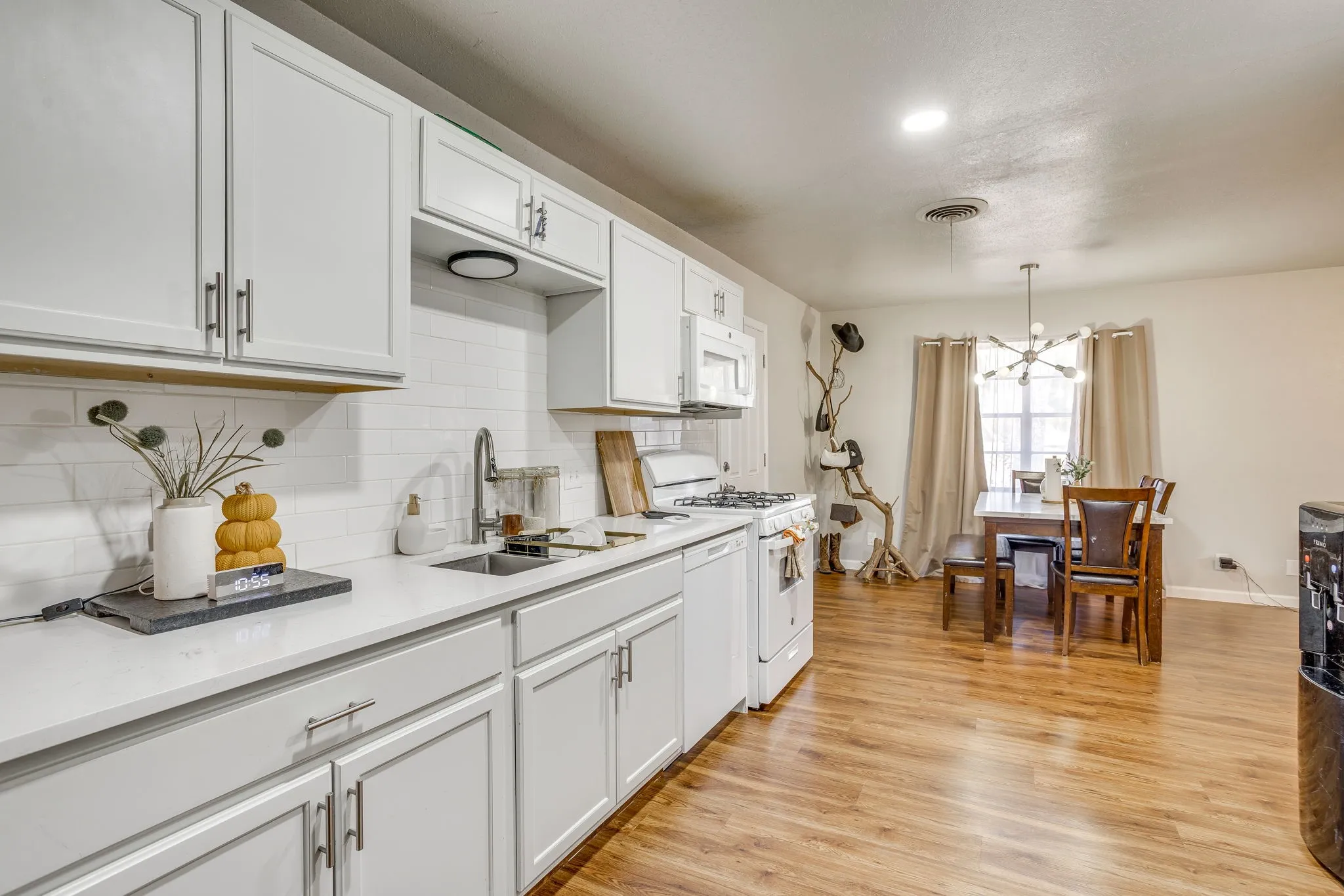 Single Family Residence For Sale in Tarrant County , 6200 Forest Hill Drive, Forest Hill, Texas 76119, 3 Bedroom, 2 Bathroom, 2 Garage spaces, 1,469 Sqft, built in 1962, mls#21390195, Real Estate Agent in Forest Hill, Homes For Sale in Tarrant county, Homes For Sale in Forest Hill, Realtor in Forest Hill Texas, Real Estate Brokerage Independent Realty Texas, Luminita Cordes Realtor