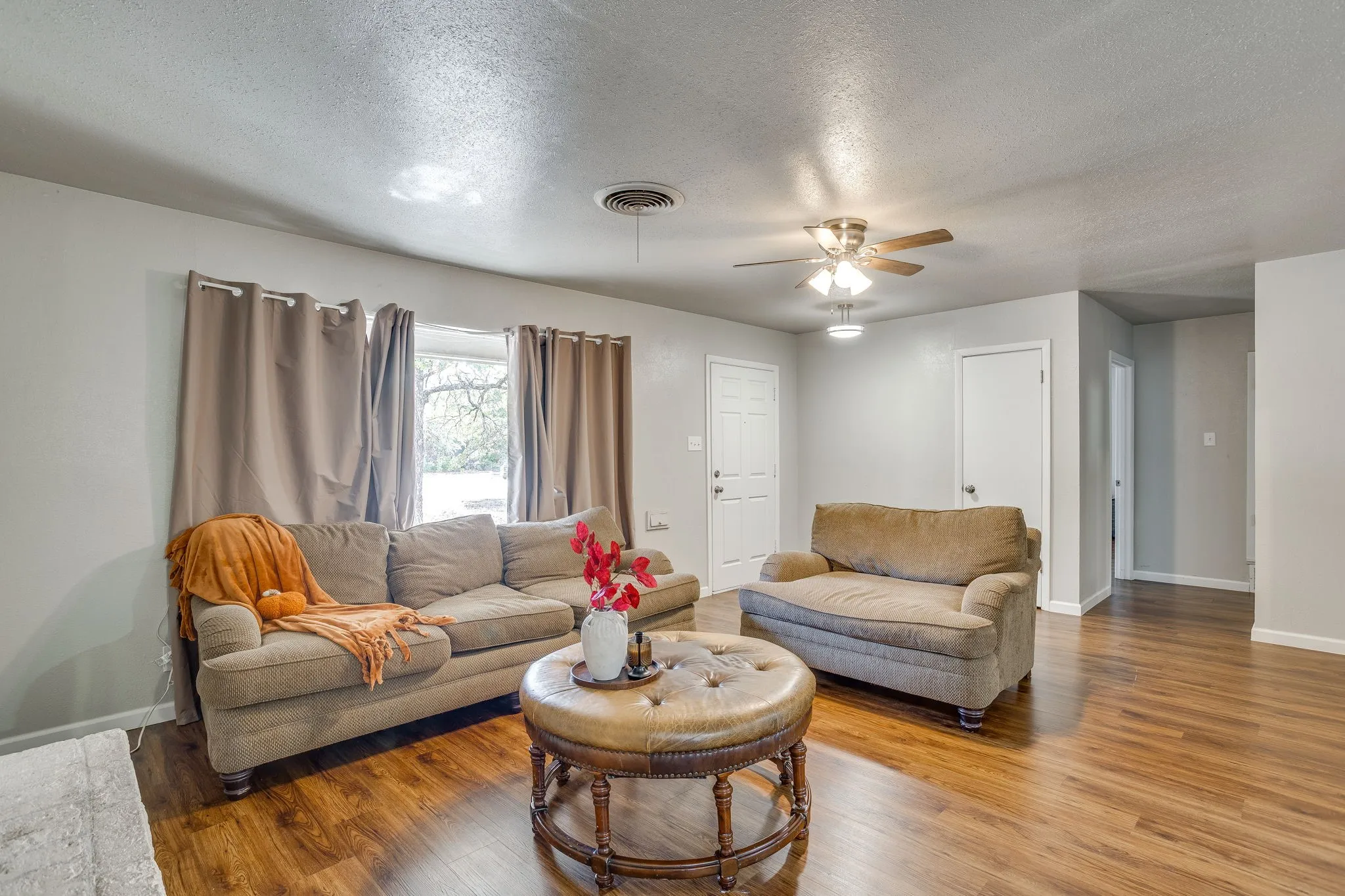 Single Family Residence For Sale in Tarrant County , 6200 Forest Hill Drive, Forest Hill, Texas 76119, 3 Bedroom, 2 Bathroom, 2 Garage spaces, 1,469 Sqft, built in 1962, mls#21390195, Real Estate Agent in Forest Hill, Homes For Sale in Tarrant county, Homes For Sale in Forest Hill, Realtor in Forest Hill Texas, Real Estate Brokerage Independent Realty Texas, Luminita Cordes Realtor