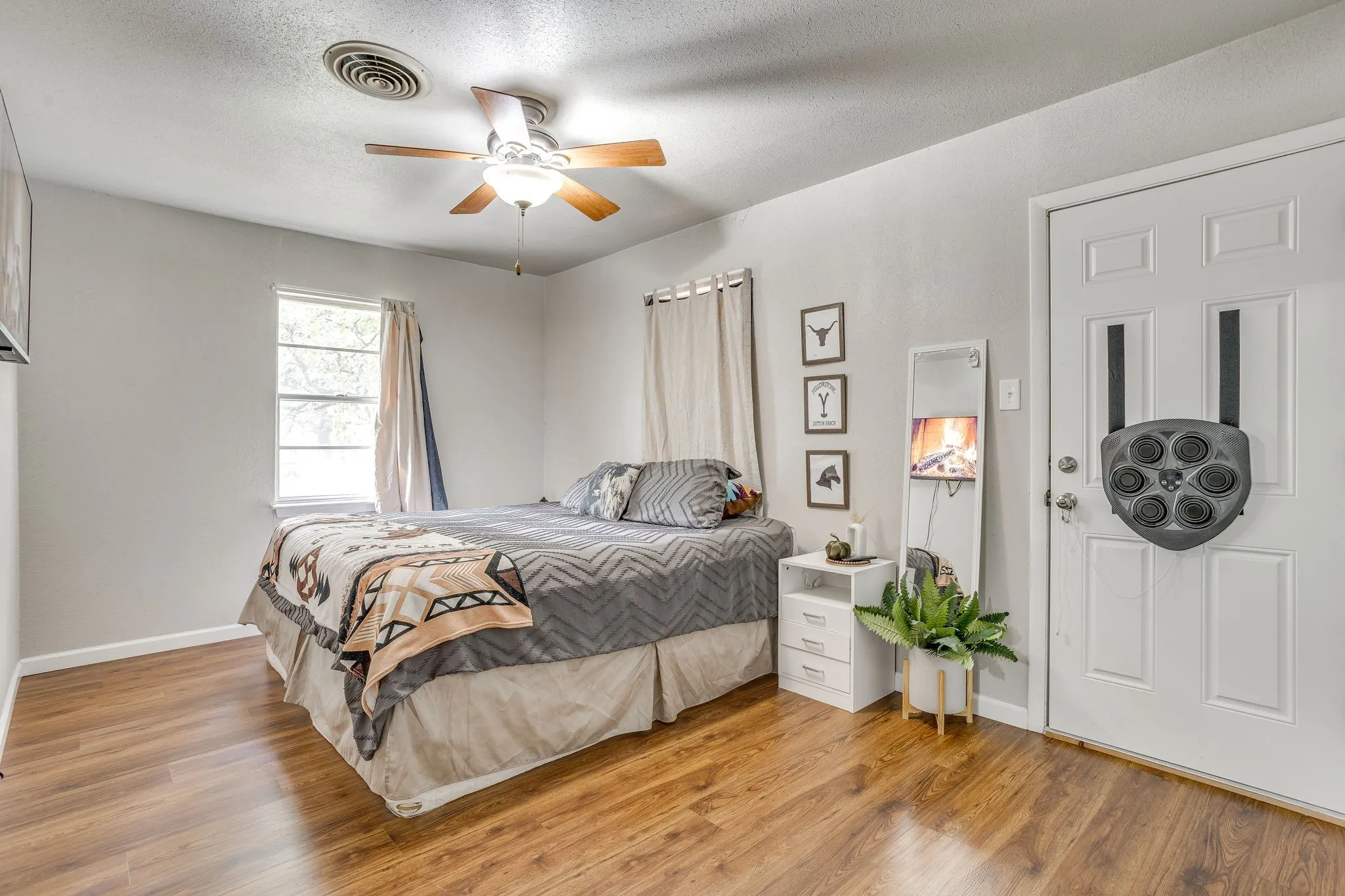 Single Family Residence For Sale in Tarrant County , 6200 Forest Hill Drive, Forest Hill, Texas 76119, 3 Bedroom, 2 Bathroom, 2 Garage spaces, 1,469 Sqft, built in 1962, mls#21390195, Real Estate Agent in Forest Hill, Homes For Sale in Tarrant county, Homes For Sale in Forest Hill, Realtor in Forest Hill Texas, Real Estate Brokerage Independent Realty Texas, Luminita Cordes Realtor