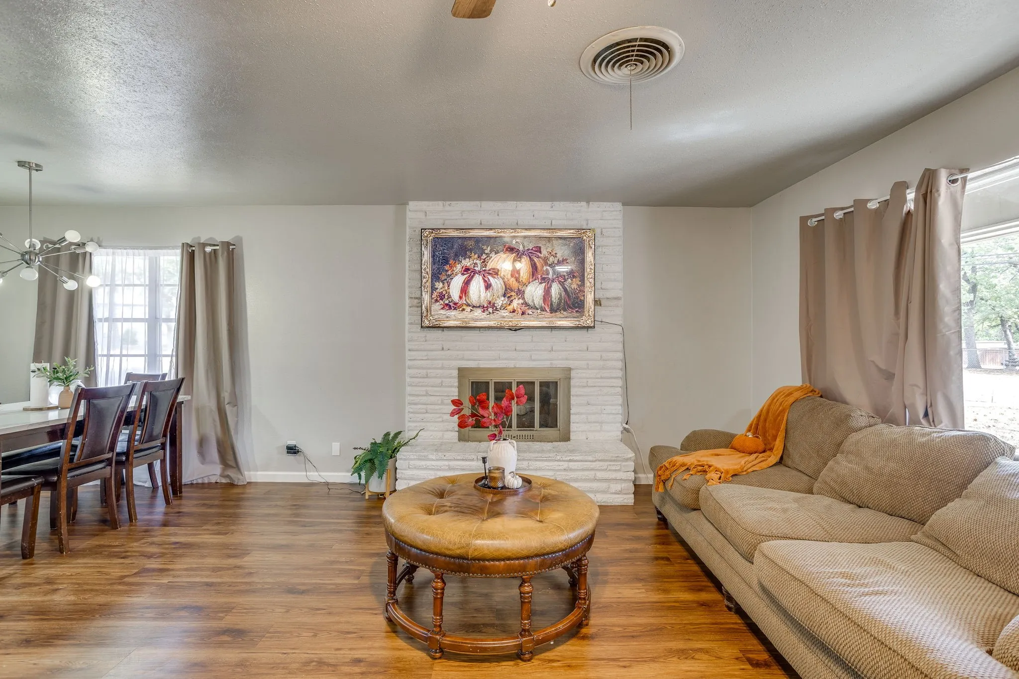 Single Family Residence For Sale in Tarrant County , 6200 Forest Hill Drive, Forest Hill, Texas 76119, 3 Bedroom, 2 Bathroom, 2 Garage spaces, 1,469 Sqft, built in 1962, mls#21390195, Real Estate Agent in Forest Hill, Homes For Sale in Tarrant county, Homes For Sale in Forest Hill, Realtor in Forest Hill Texas, Real Estate Brokerage Independent Realty Texas, Luminita Cordes Realtor