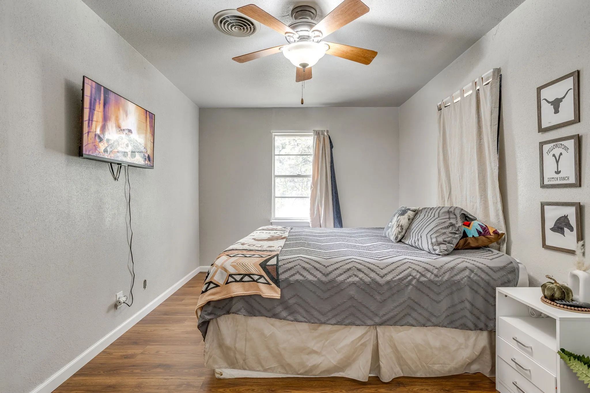 Single Family Residence For Sale in Tarrant County , 6200 Forest Hill Drive, Forest Hill, Texas 76119, 3 Bedroom, 2 Bathroom, 2 Garage spaces, 1,469 Sqft, built in 1962, mls#21390195, Real Estate Agent in Forest Hill, Homes For Sale in Tarrant county, Homes For Sale in Forest Hill, Realtor in Forest Hill Texas, Real Estate Brokerage Independent Realty Texas, Luminita Cordes Realtor