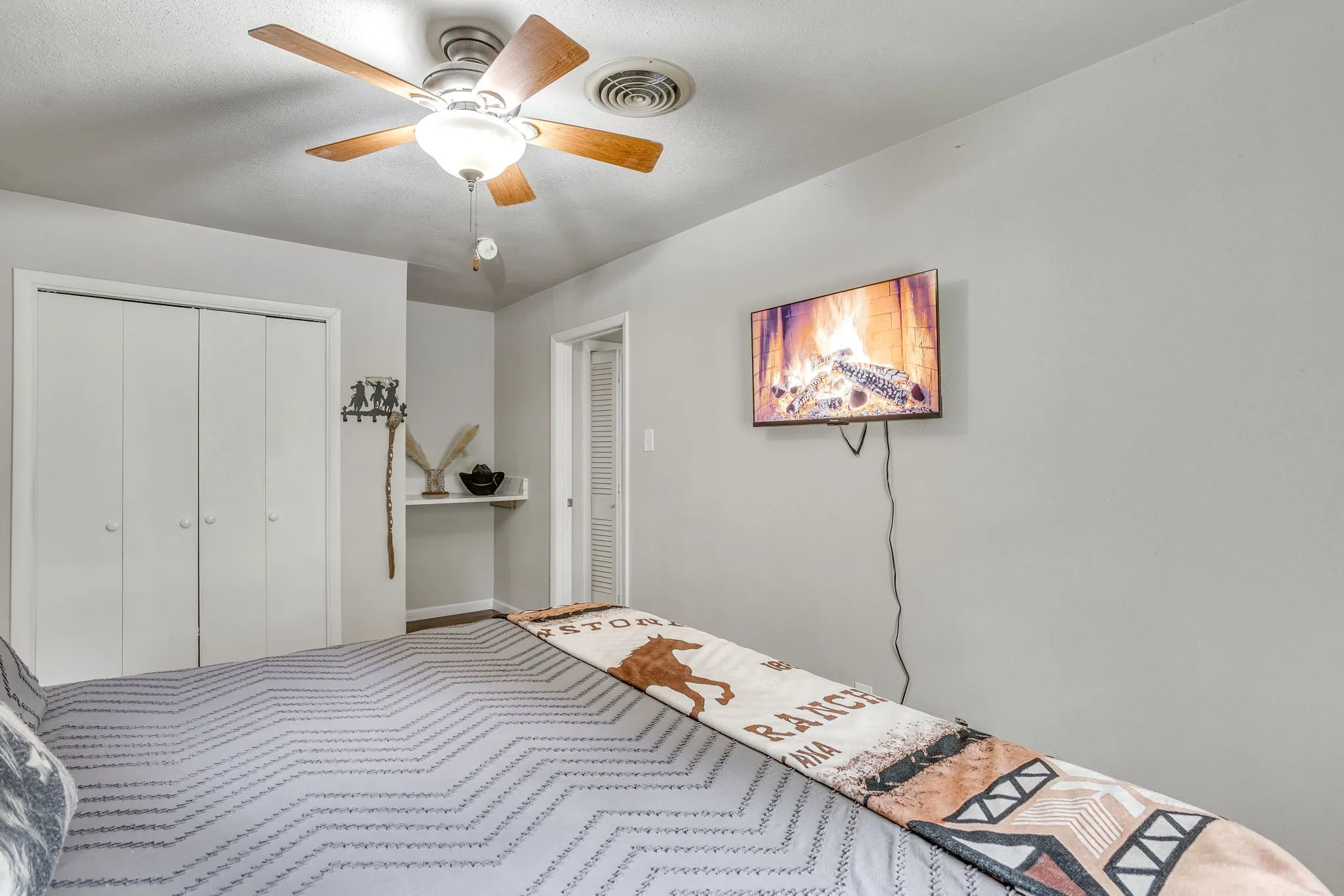 Single Family Residence For Sale in Tarrant County , 6200 Forest Hill Drive, Forest Hill, Texas 76119, 3 Bedroom, 2 Bathroom, 2 Garage spaces, 1,469 Sqft, built in 1962, mls#21390195, Real Estate Agent in Forest Hill, Homes For Sale in Tarrant county, Homes For Sale in Forest Hill, Realtor in Forest Hill Texas, Real Estate Brokerage Independent Realty Texas, Luminita Cordes Realtor