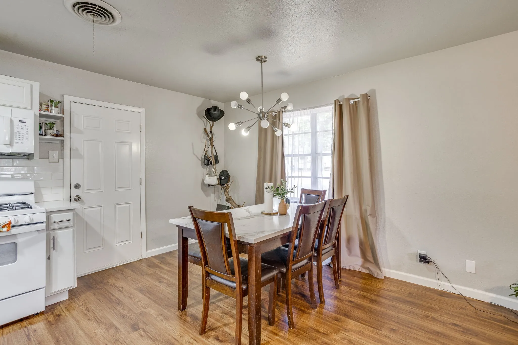 Single Family Residence For Sale in Tarrant County , 6200 Forest Hill Drive, Forest Hill, Texas 76119, 3 Bedroom, 2 Bathroom, 2 Garage spaces, 1,469 Sqft, built in 1962, mls#21390195, Real Estate Agent in Forest Hill, Homes For Sale in Tarrant county, Homes For Sale in Forest Hill, Realtor in Forest Hill Texas, Real Estate Brokerage Independent Realty Texas, Luminita Cordes Realtor