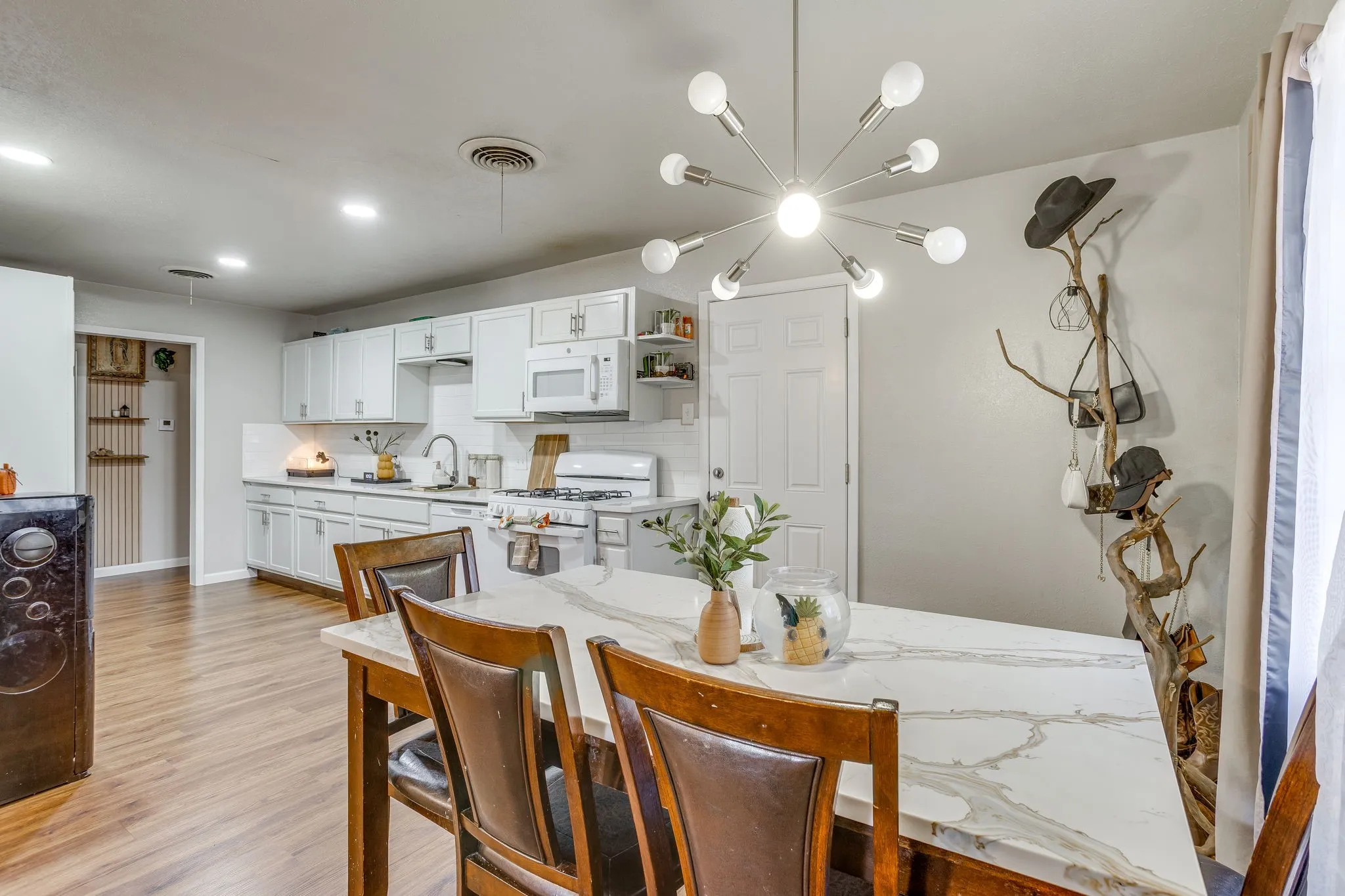 Single Family Residence For Sale in Tarrant County , 6200 Forest Hill Drive, Forest Hill, Texas 76119, 3 Bedroom, 2 Bathroom, 2 Garage spaces, 1,469 Sqft, built in 1962, mls#21390195, Real Estate Agent in Forest Hill, Homes For Sale in Tarrant county, Homes For Sale in Forest Hill, Realtor in Forest Hill Texas, Real Estate Brokerage Independent Realty Texas, Luminita Cordes Realtor