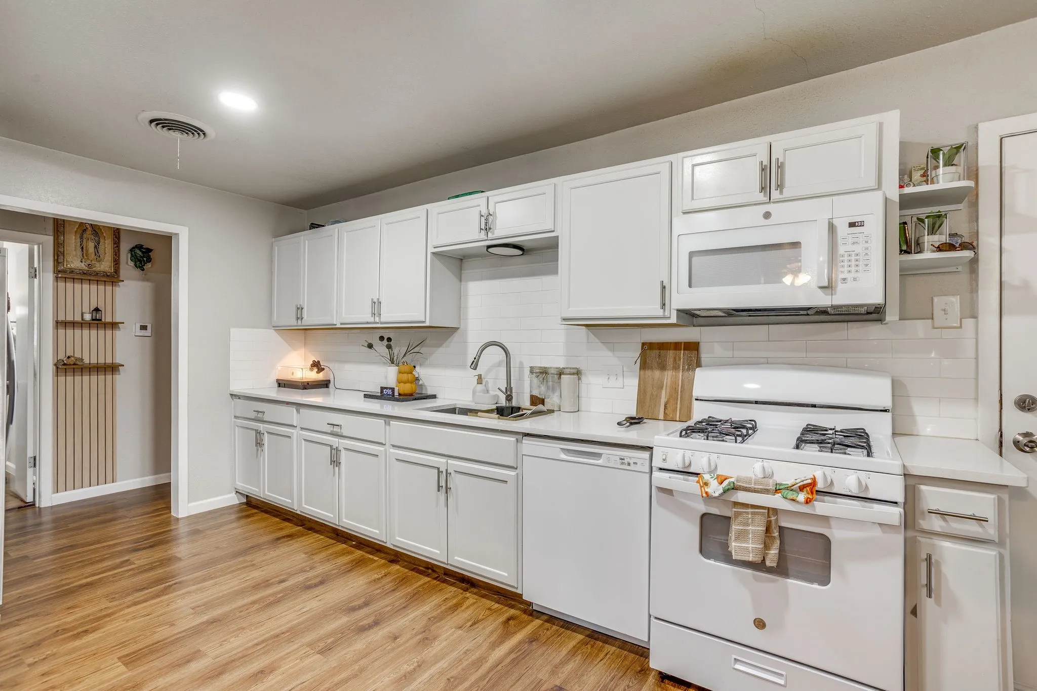 Single Family Residence For Sale in Tarrant County , 6200 Forest Hill Drive, Forest Hill, Texas 76119, 3 Bedroom, 2 Bathroom, 2 Garage spaces, 1,469 Sqft, built in 1962, mls#21390195, Real Estate Agent in Forest Hill, Homes For Sale in Tarrant county, Homes For Sale in Forest Hill, Realtor in Forest Hill Texas, Real Estate Brokerage Independent Realty Texas, Luminita Cordes Realtor