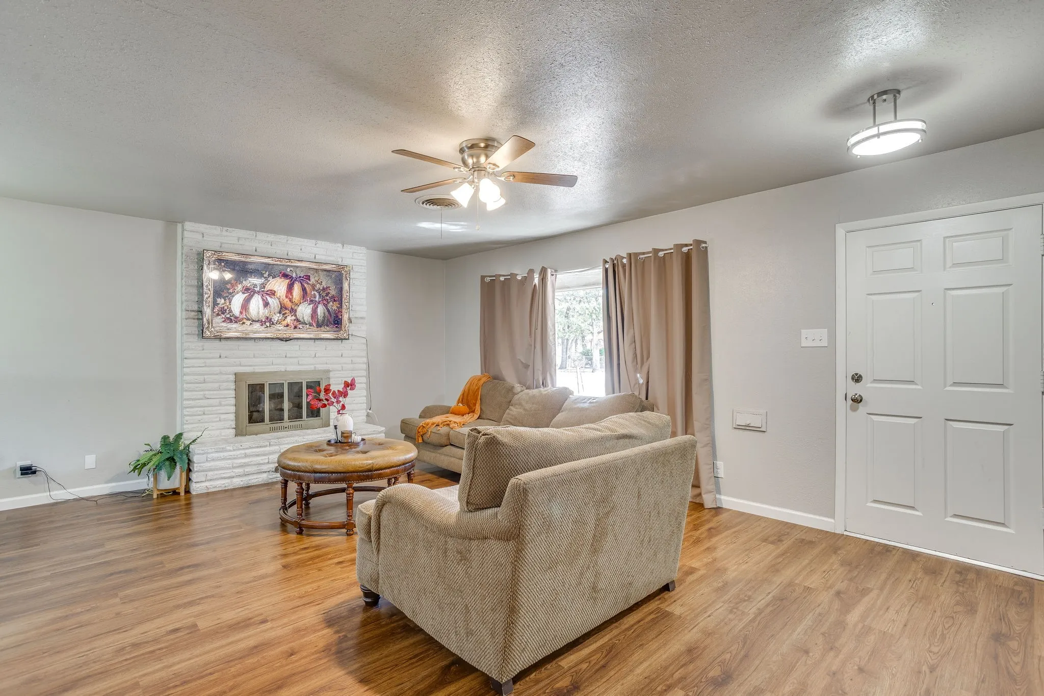Single Family Residence For Sale in Tarrant County , 6200 Forest Hill Drive, Forest Hill, Texas 76119, 3 Bedroom, 2 Bathroom, 2 Garage spaces, 1,469 Sqft, built in 1962, mls#21390195, Real Estate Agent in Forest Hill, Homes For Sale in Tarrant county, Homes For Sale in Forest Hill, Realtor in Forest Hill Texas, Real Estate Brokerage Independent Realty Texas, Luminita Cordes Realtor