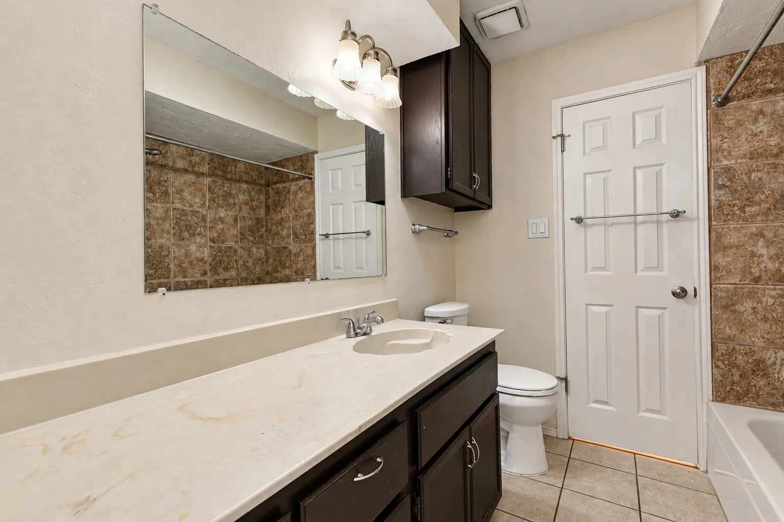 Single Family Residence For Sale in Tarrant County , 1710 Magnolia Lane, Euless, Texas 76039, 3 Bedroom, 2 Bathroom, 2 Garage spaces, 1,211 Sqft, built in 1984, mls#21407368, Real Estate Agent in Euless, Homes For Sale in Tarrant county, Homes For Sale in Euless, Realtor in Euless Texas, Real Estate Brokerage Independent Realty Texas, Luminita Cordes Realtor