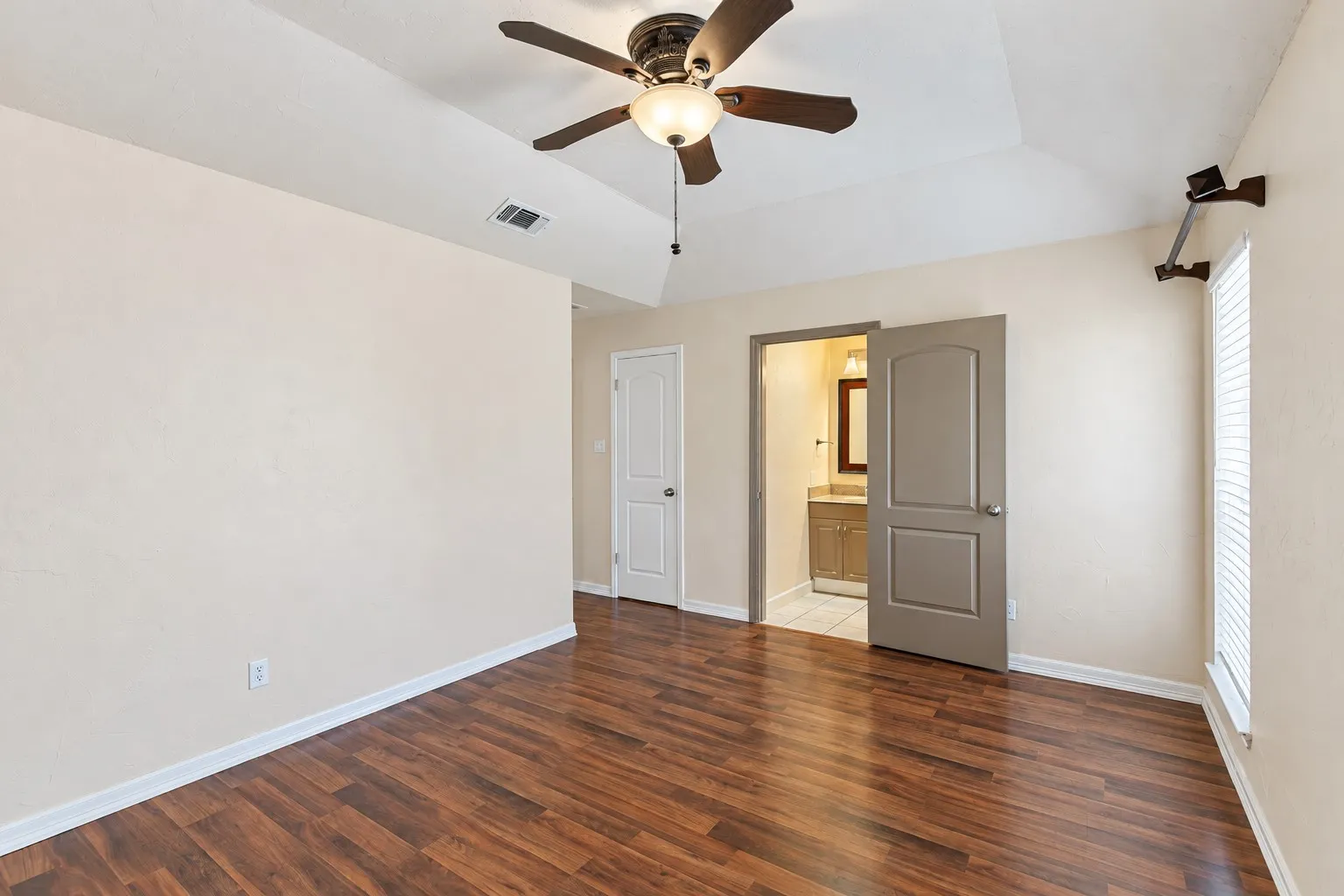 Single Family Residence For Sale in Tarrant County , 1710 Magnolia Lane, Euless, Texas 76039, 3 Bedroom, 2 Bathroom, 2 Garage spaces, 1,211 Sqft, built in 1984, mls#21407368, Real Estate Agent in Euless, Homes For Sale in Tarrant county, Homes For Sale in Euless, Realtor in Euless Texas, Real Estate Brokerage Independent Realty Texas, Luminita Cordes Realtor