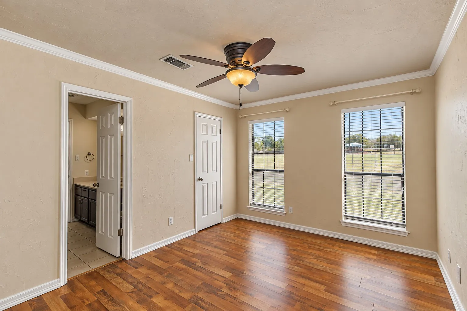 Single Family Residence For Sale in Tarrant County , 1710 Magnolia Lane, Euless, Texas 76039, 3 Bedroom, 2 Bathroom, 2 Garage spaces, 1,211 Sqft, built in 1984, mls#21407368, Real Estate Agent in Euless, Homes For Sale in Tarrant county, Homes For Sale in Euless, Realtor in Euless Texas, Real Estate Brokerage Independent Realty Texas, Luminita Cordes Realtor