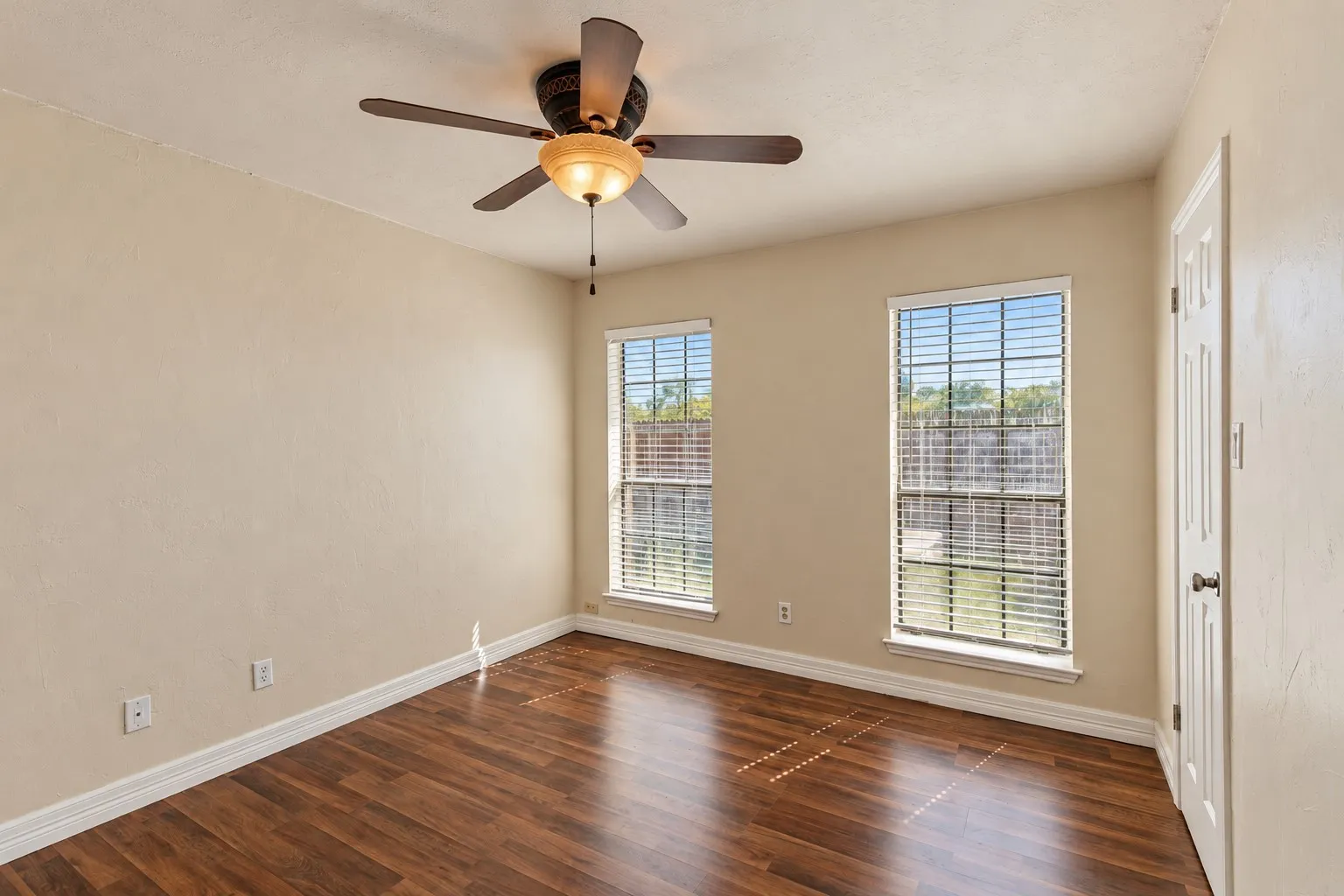 Single Family Residence For Sale in Tarrant County , 1710 Magnolia Lane, Euless, Texas 76039, 3 Bedroom, 2 Bathroom, 2 Garage spaces, 1,211 Sqft, built in 1984, mls#21407368, Real Estate Agent in Euless, Homes For Sale in Tarrant county, Homes For Sale in Euless, Realtor in Euless Texas, Real Estate Brokerage Independent Realty Texas, Luminita Cordes Realtor