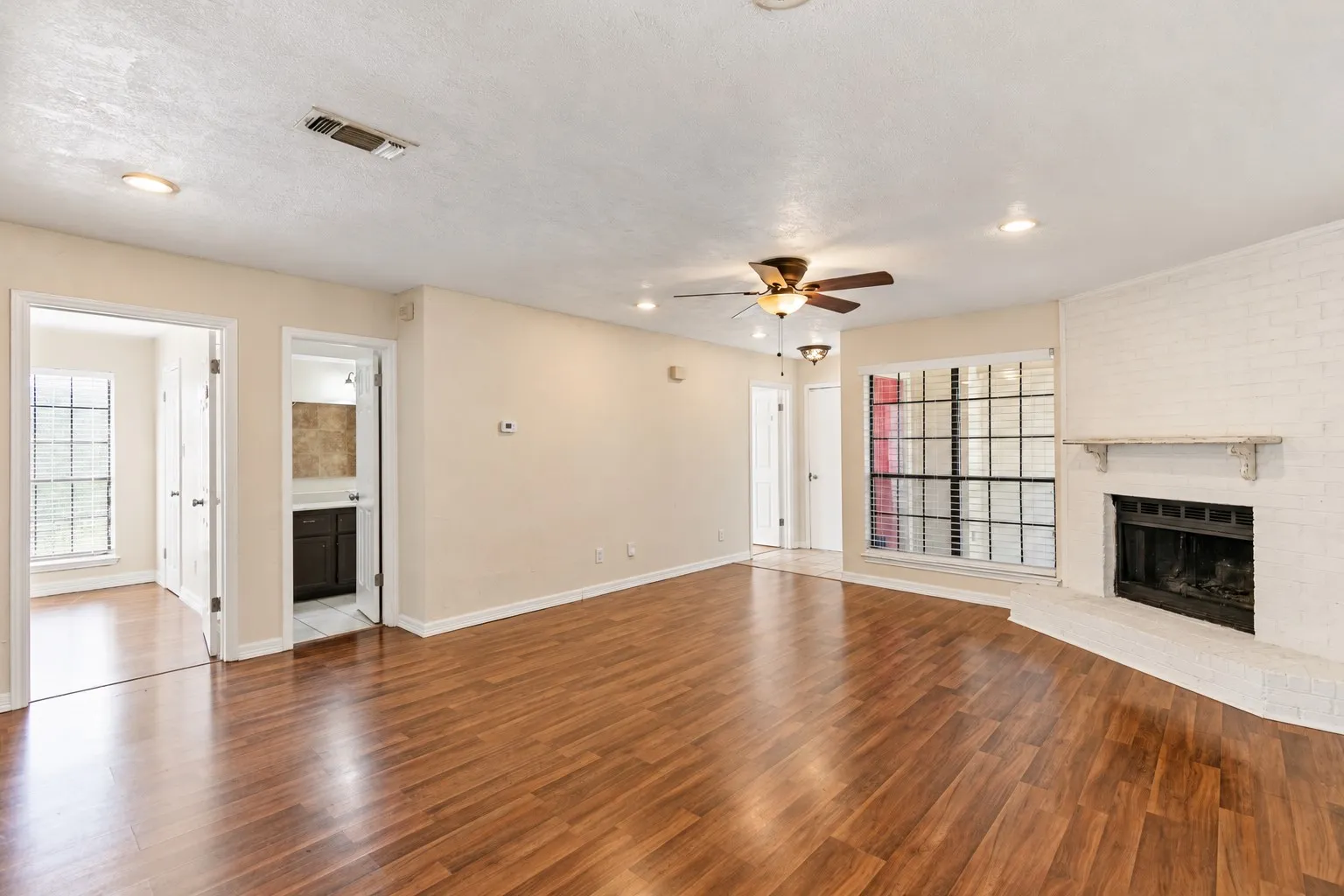Single Family Residence For Sale in Tarrant County , 1710 Magnolia Lane, Euless, Texas 76039, 3 Bedroom, 2 Bathroom, 2 Garage spaces, 1,211 Sqft, built in 1984, mls#21407368, Real Estate Agent in Euless, Homes For Sale in Tarrant county, Homes For Sale in Euless, Realtor in Euless Texas, Real Estate Brokerage Independent Realty Texas, Luminita Cordes Realtor