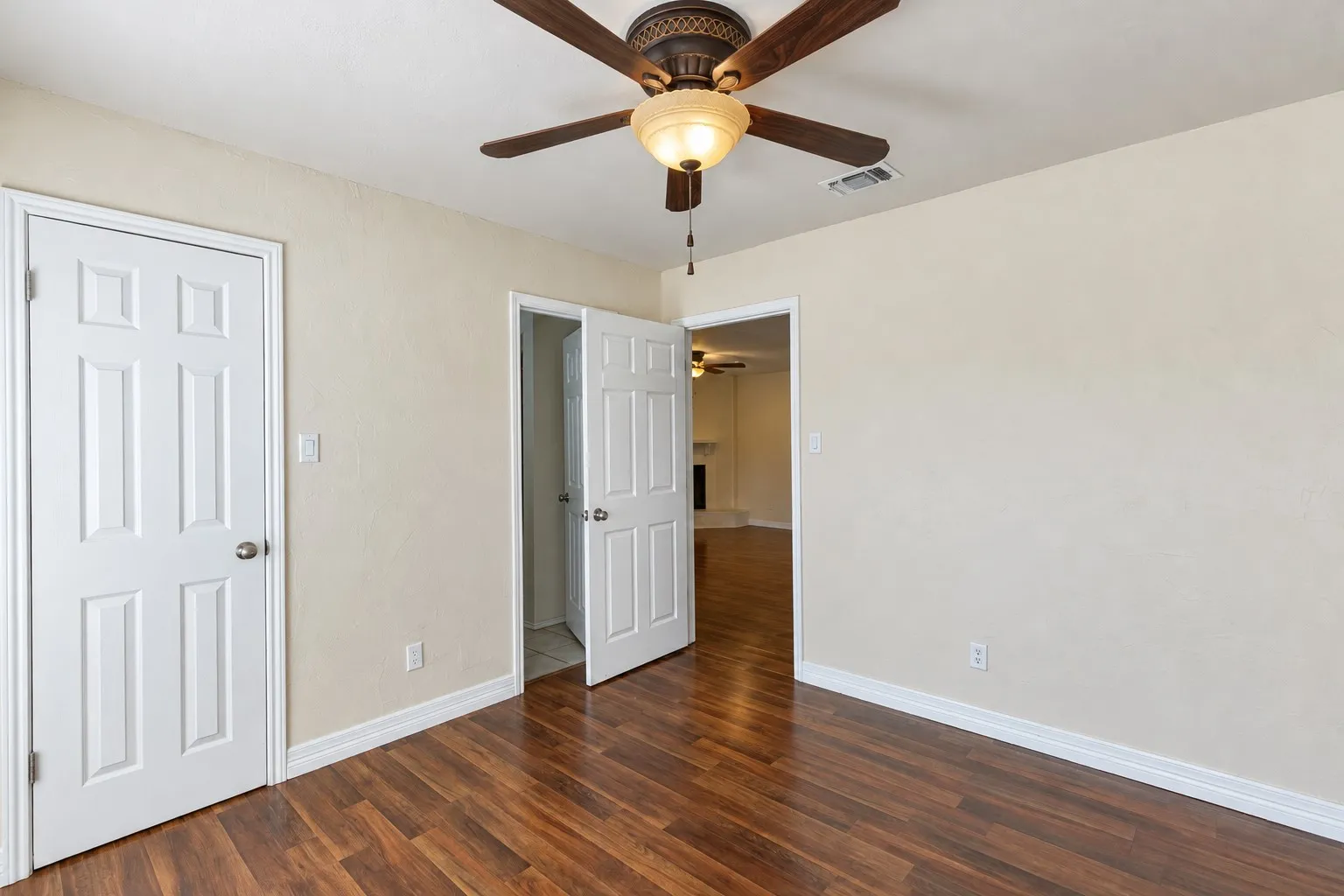 Single Family Residence For Sale in Tarrant County , 1710 Magnolia Lane, Euless, Texas 76039, 3 Bedroom, 2 Bathroom, 2 Garage spaces, 1,211 Sqft, built in 1984, mls#21407368, Real Estate Agent in Euless, Homes For Sale in Tarrant county, Homes For Sale in Euless, Realtor in Euless Texas, Real Estate Brokerage Independent Realty Texas, Luminita Cordes Realtor