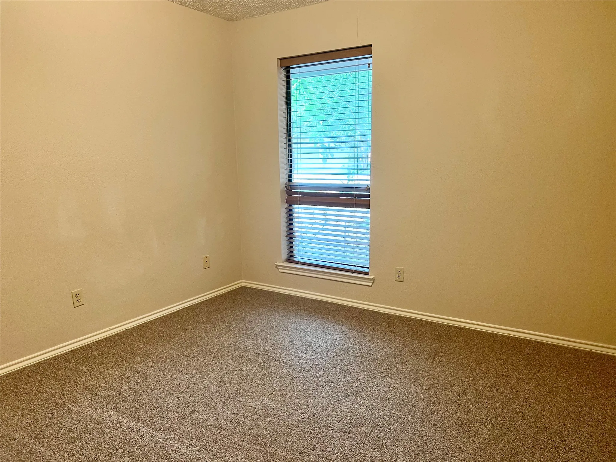 Single Family Residence For Rent in Dallas County , 932 Old Mill Circle, Irving, Texas 75061, 3 Bedroom, 2 Bathroom, 2 Garage spaces, 1,862 Sqft, built in 1983, mls#21407453, Real Estate Agent in Irving, Homes For Rent in Dallas county, Homes For Rent in Irving, Realtor in Irving Texas, Real Estate Brokerage Independent Realty Texas, Luminita Cordes Realtor