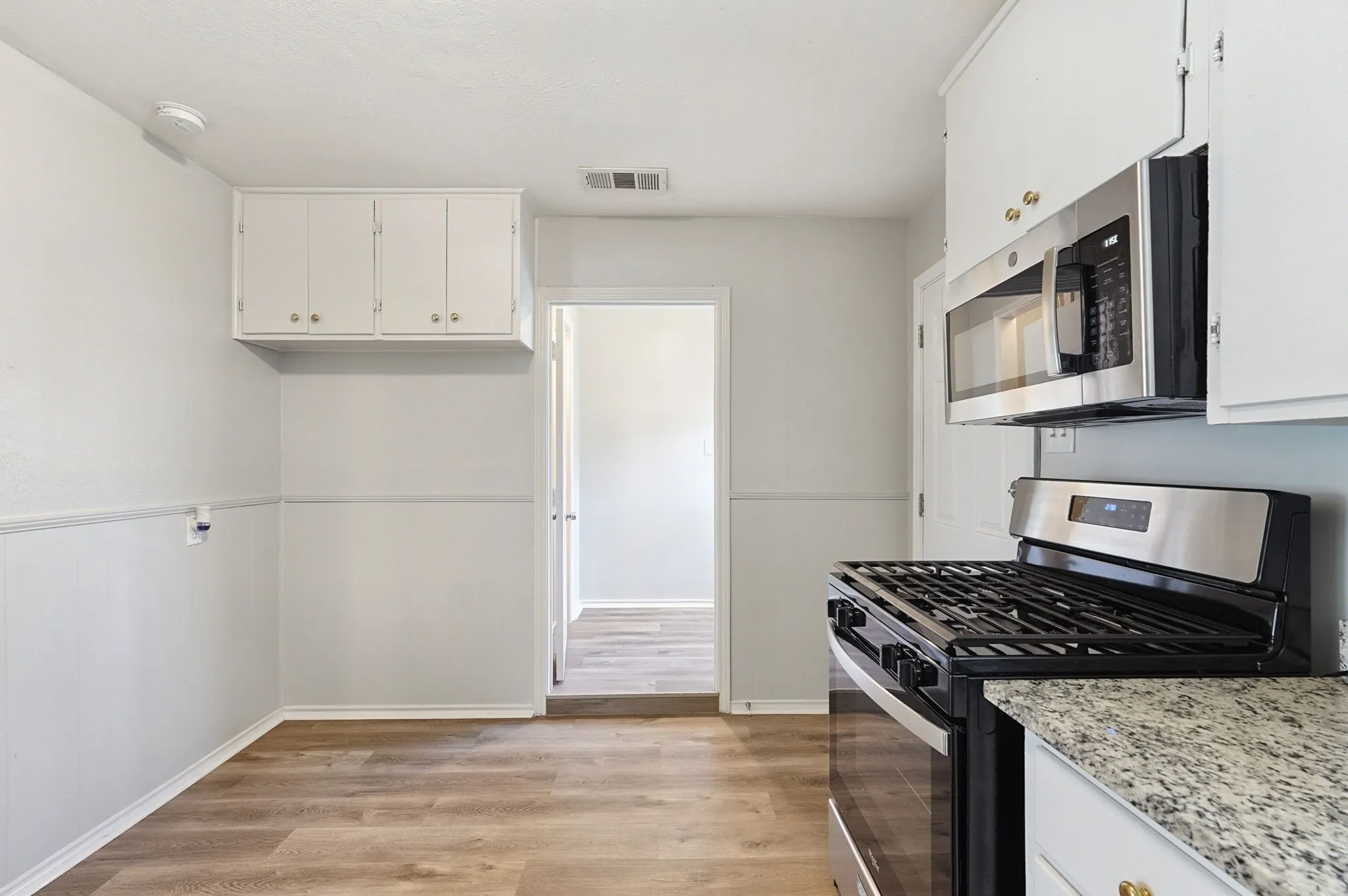Single Family Residence For Sale in Tarrant County , 110 N Redford Lane, White Settlement, Texas 76108, 3 Bedroom, 1 Bathroom, Garage spaces, 1,040 Sqft, built in 1952, mls#21404418, Real Estate Agent in White Settlement, Homes For Sale in Tarrant county, Homes For Sale in White Settlement, Realtor in White Settlement Texas, Real Estate Brokerage Independent Realty Texas, Luminita Cordes Realtor