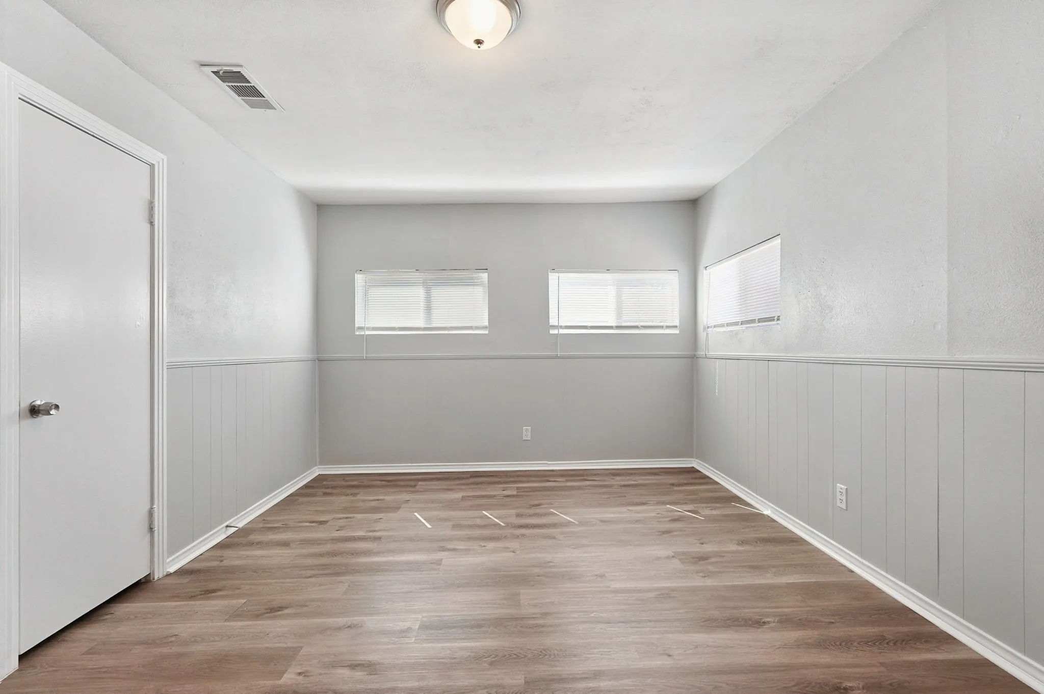 Single Family Residence For Sale in Tarrant County , 110 N Redford Lane, White Settlement, Texas 76108, 3 Bedroom, 1 Bathroom, Garage spaces, 1,040 Sqft, built in 1952, mls#21404418, Real Estate Agent in White Settlement, Homes For Sale in Tarrant county, Homes For Sale in White Settlement, Realtor in White Settlement Texas, Real Estate Brokerage Independent Realty Texas, Luminita Cordes Realtor