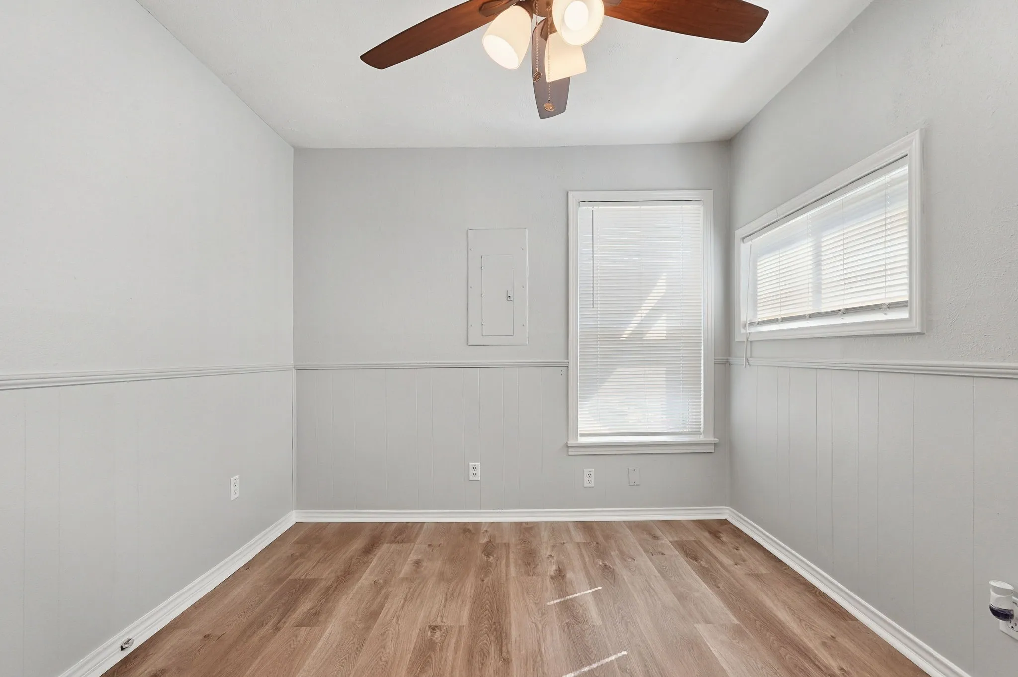 Single Family Residence For Sale in Tarrant County , 110 N Redford Lane, White Settlement, Texas 76108, 3 Bedroom, 1 Bathroom, Garage spaces, 1,040 Sqft, built in 1952, mls#21404418, Real Estate Agent in White Settlement, Homes For Sale in Tarrant county, Homes For Sale in White Settlement, Realtor in White Settlement Texas, Real Estate Brokerage Independent Realty Texas, Luminita Cordes Realtor