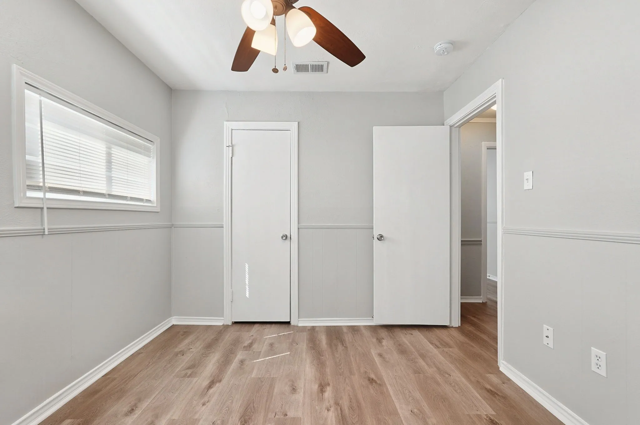 Single Family Residence For Sale in Tarrant County , 110 N Redford Lane, White Settlement, Texas 76108, 3 Bedroom, 1 Bathroom, Garage spaces, 1,040 Sqft, built in 1952, mls#21404418, Real Estate Agent in White Settlement, Homes For Sale in Tarrant county, Homes For Sale in White Settlement, Realtor in White Settlement Texas, Real Estate Brokerage Independent Realty Texas, Luminita Cordes Realtor