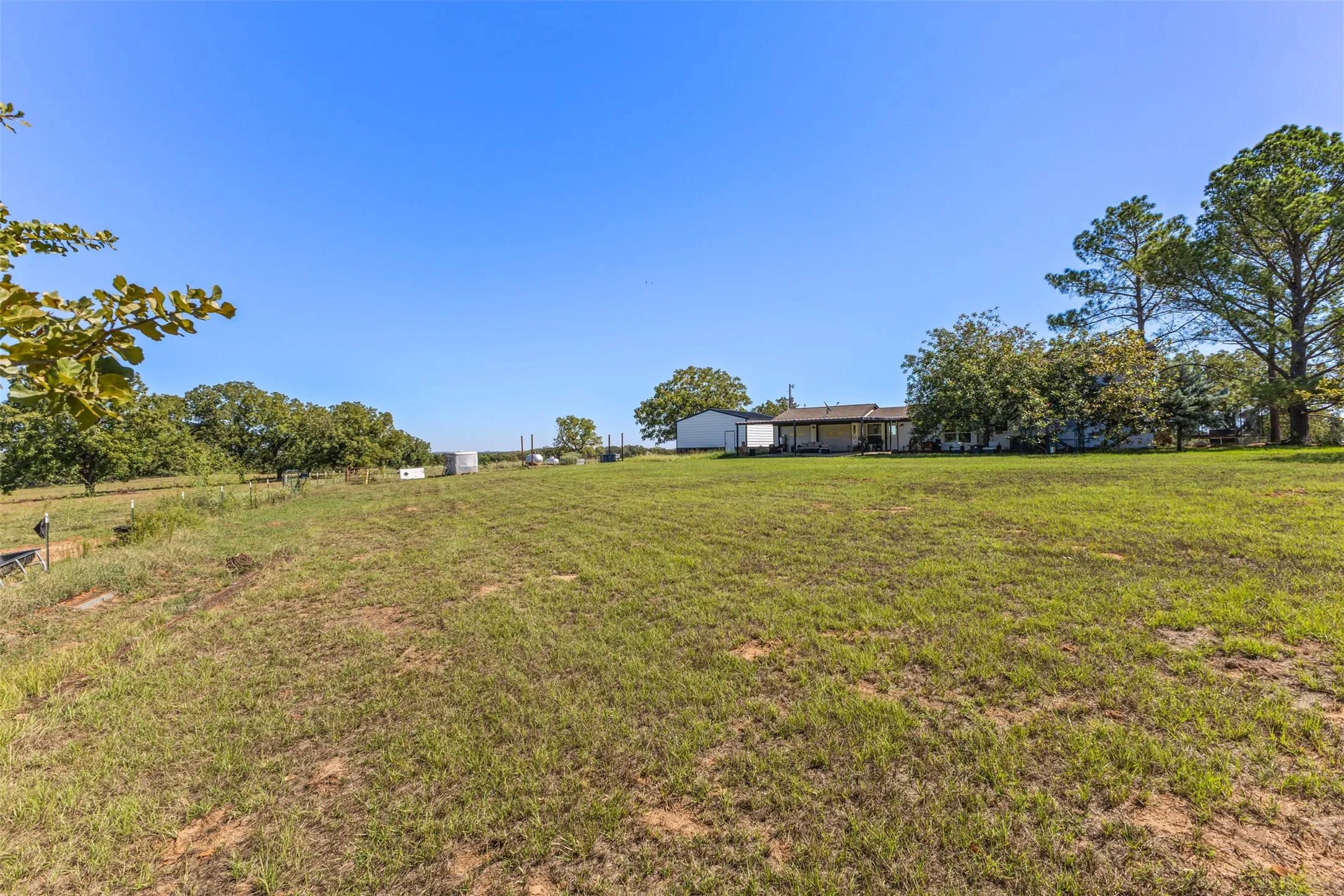 Single Family Residence For Sale in Hill County , 455 Hcr 1256, Whitney, Texas 76692, 3 Bedroom, 3 Bathroom, 2 Garage spaces, 2,046 Sqft, built in 1985, mls#21407405, Real Estate Agent in Whitney, Homes For Sale in Hill county, Homes For Sale in Whitney, Realtor in Whitney Texas, Real Estate Brokerage Independent Realty Texas, Luminita Cordes Realtor