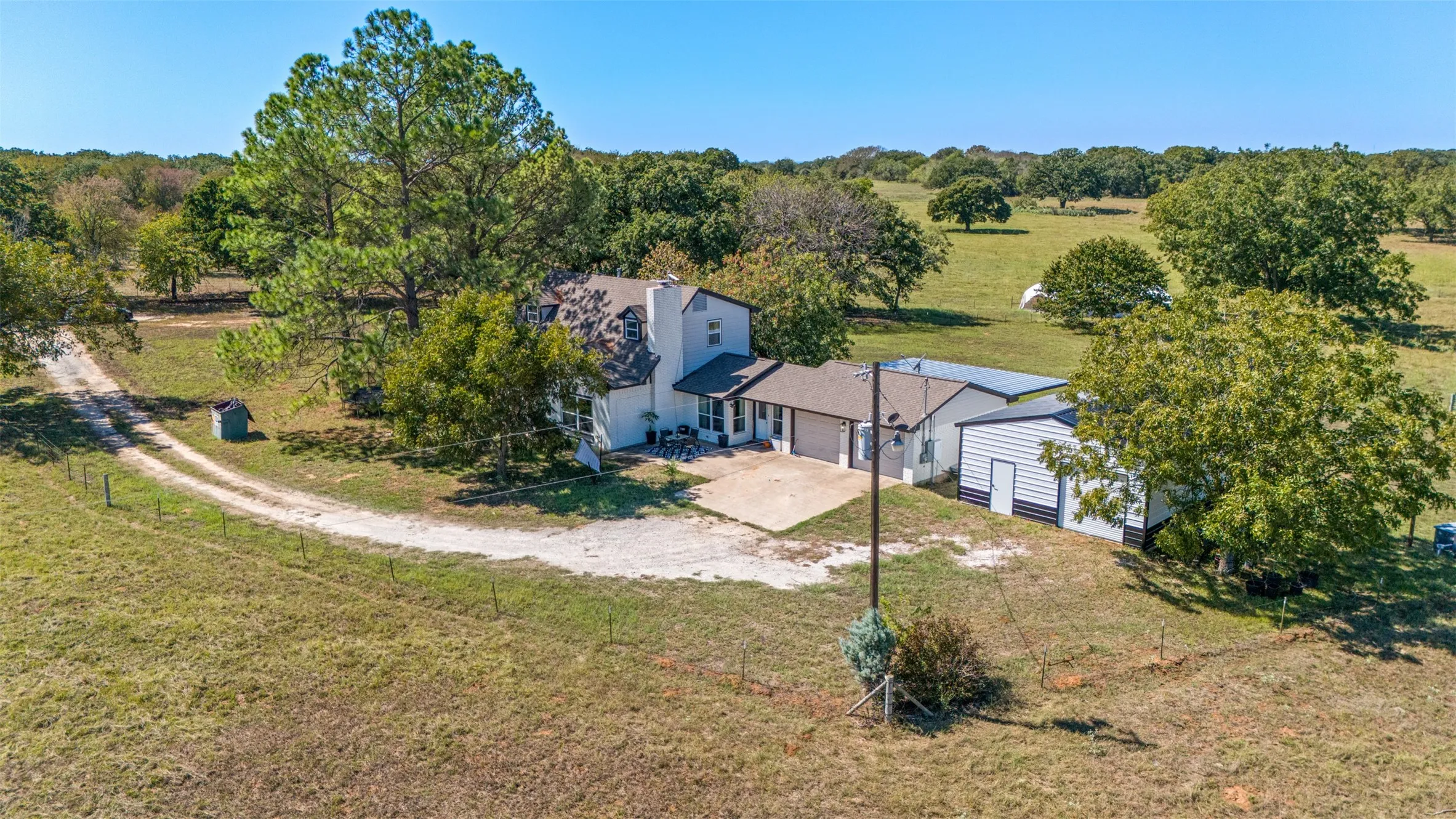 Single Family Residence For Sale in Hill County , 455 Hcr 1256, Whitney, Texas 76692, 3 Bedroom, 3 Bathroom, 2 Garage spaces, 2,046 Sqft, built in 1985, mls#21407405, Real Estate Agent in Whitney, Homes For Sale in Hill county, Homes For Sale in Whitney, Realtor in Whitney Texas, Real Estate Brokerage Independent Realty Texas, Luminita Cordes Realtor