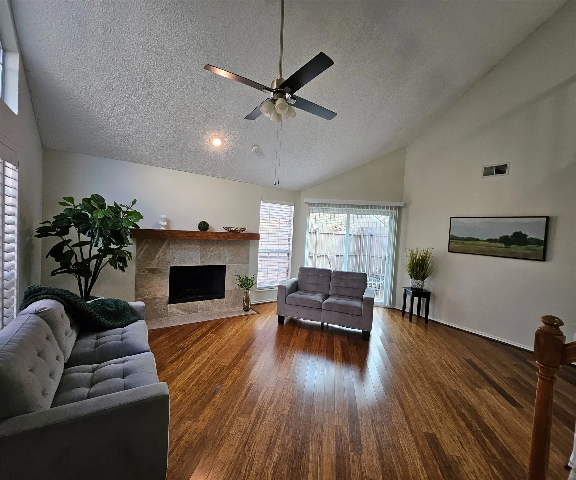 Townhouse For Rent in Collin County , 17910 Windflower Way 2004, Dallas, Texas 75252, 3 Bedroom, 3 Bathroom, Garage spaces, 1,555 Sqft, built in 1985, mls#21407457, Real Estate Agent in Dallas, Homes For Rent in Collin county, Homes For Rent in Dallas, Realtor in Dallas Texas, Real Estate Brokerage Independent Realty Texas, Luminita Cordes Realtor