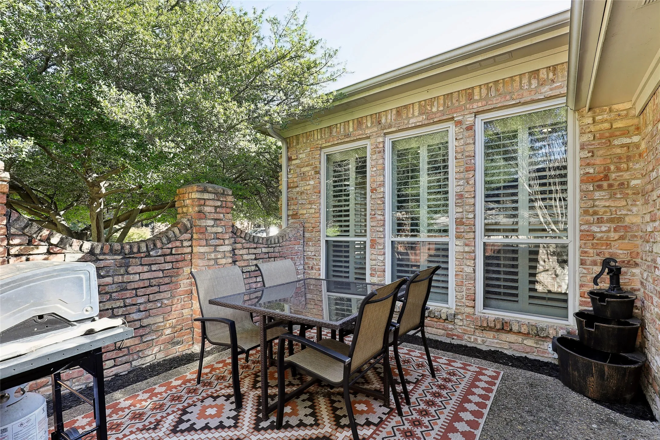 Courtyard dining, just outside of the kitchen.  A great place to grill!