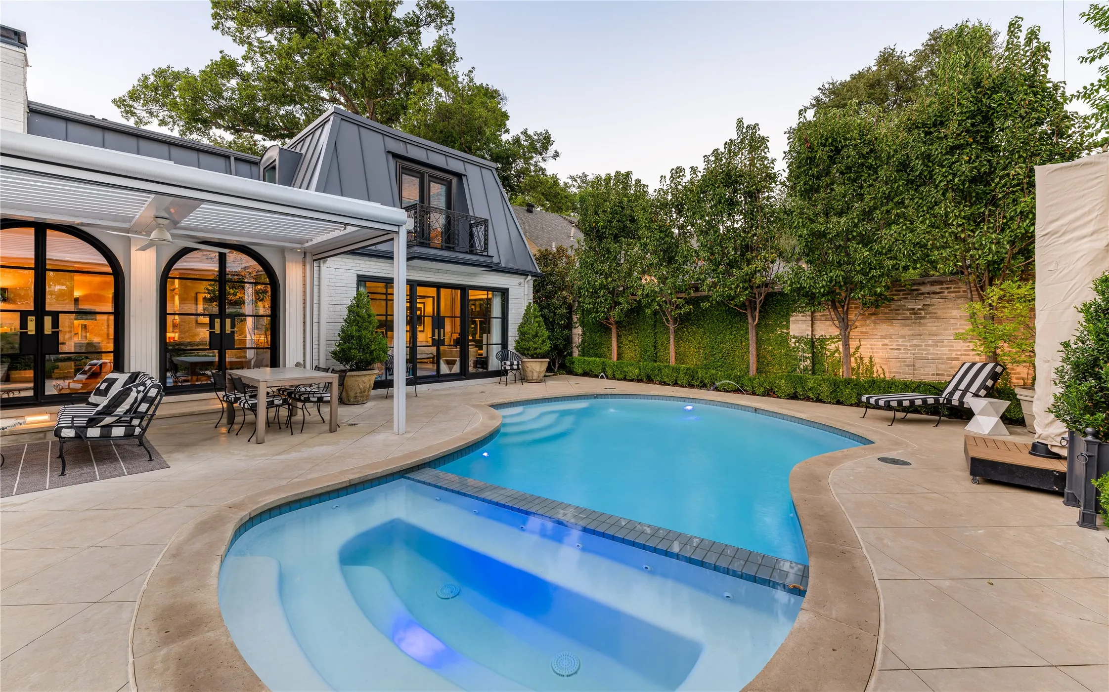 Single Family Residence For Sale in Dallas County , 3838 N Versailles Avenue, Dallas, Texas 75209, 3 Bedroom, 5 Bathroom, 2 Garage spaces, 3,713 Sqft, built in 1958, mls#21407436, Real Estate Agent in Dallas, Homes For Sale in Dallas county, Homes For Sale in Dallas, Realtor in Dallas Texas, Real Estate Brokerage Independent Realty Texas, Luminita Cordes Realtor