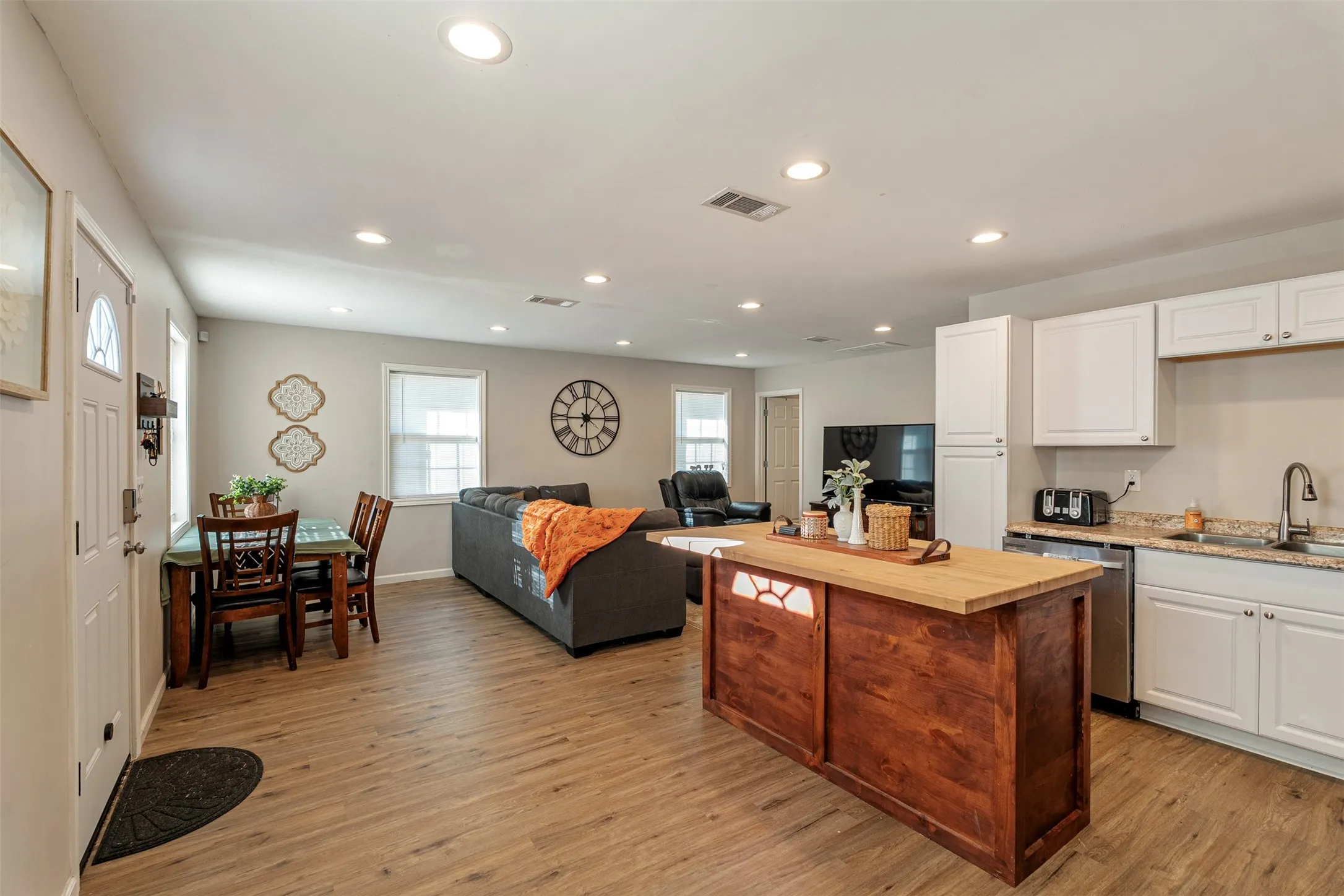 Single Family Residence For Sale in Henderson County , 118 Red Bud Road, Gun Barrel City, Texas 75156, 3 Bedroom, 3 Bathroom, Garage spaces, 1,768 Sqft, built in 0, mls#21407442, Real Estate Agent in Gun Barrel City, Homes For Sale in Henderson county, Homes For Sale in Gun Barrel City, Realtor in Gun Barrel City Texas, Real Estate Brokerage Independent Realty Texas, Luminita Cordes Realtor