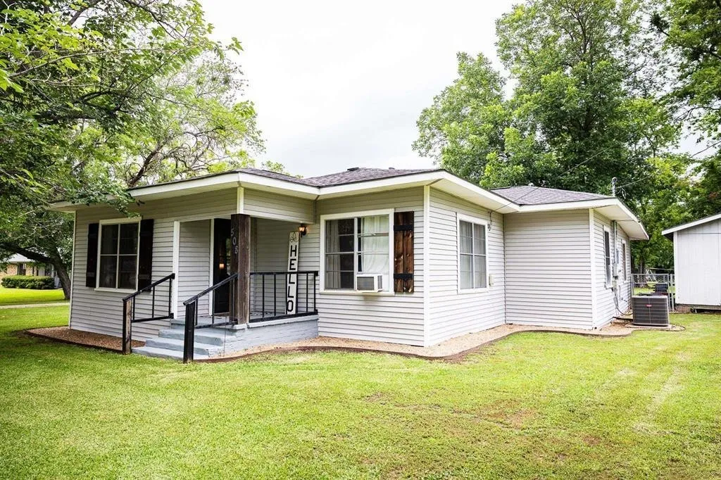 Single Family Residence For Sale in Franklin (TX) County , 508 Fleming St., Mount Vernon, Texas 75457, 2 Bedroom, 1 Bathroom, Garage spaces, 1,193 Sqft, built in 1980, mls#21405106, Real Estate Agent in Mount Vernon, Homes For Sale in Franklin (TX) county, Homes For Sale in Mount Vernon, Realtor in Mount Vernon Texas, Real Estate Brokerage Independent Realty Texas, Luminita Cordes Realtor