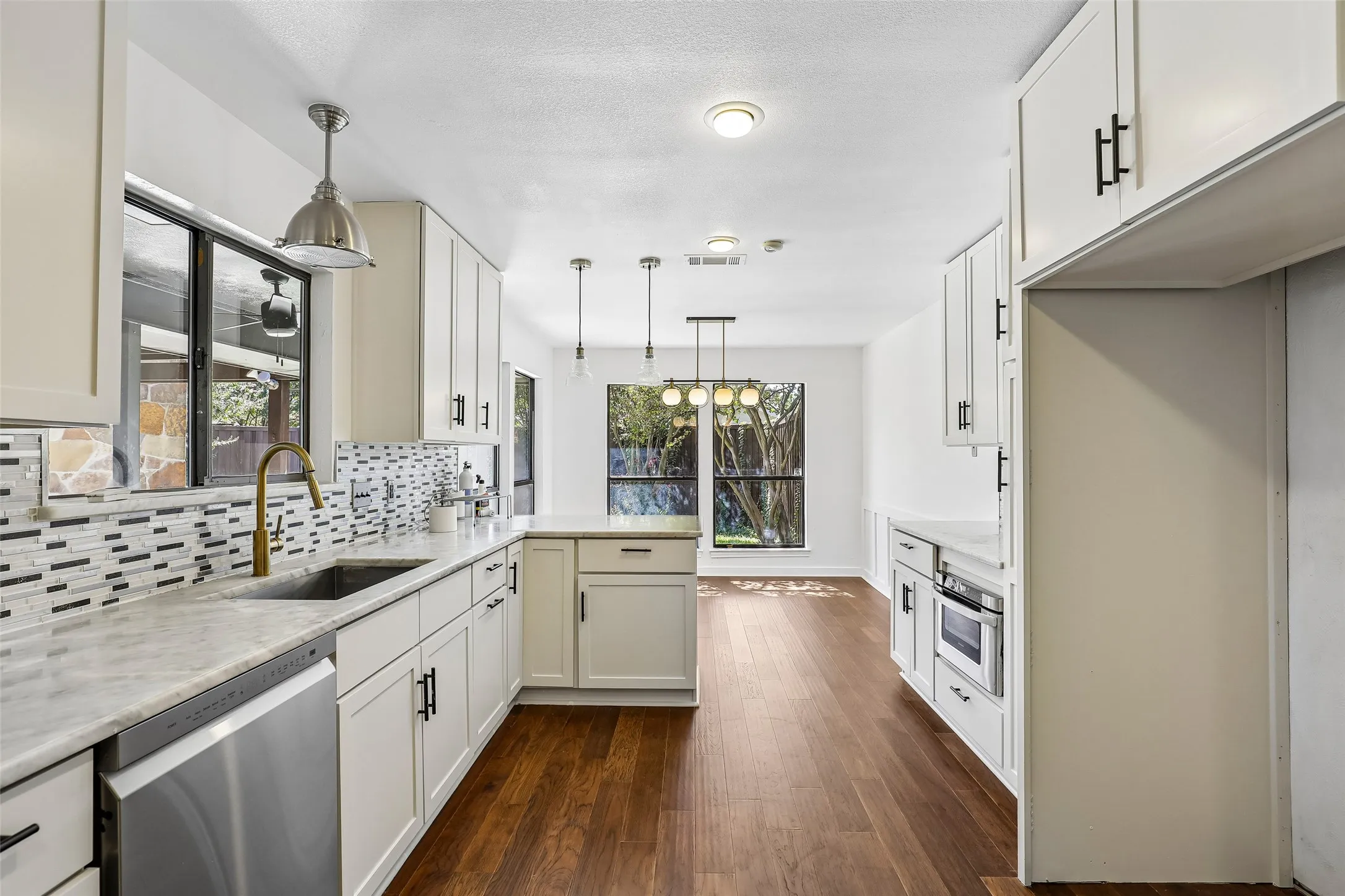 Single Family Residence For Sale in Dallas County , 6234 La Cosa Drive, Dallas, Texas 75248, 3 Bedroom, 3 Bathroom, 2 Garage spaces, 2,480 Sqft, built in 1979, mls#21404759, Real Estate Agent in Dallas, Homes For Sale in Dallas county, Homes For Sale in Dallas, Realtor in Dallas Texas, Real Estate Brokerage Independent Realty Texas, Luminita Cordes Realtor