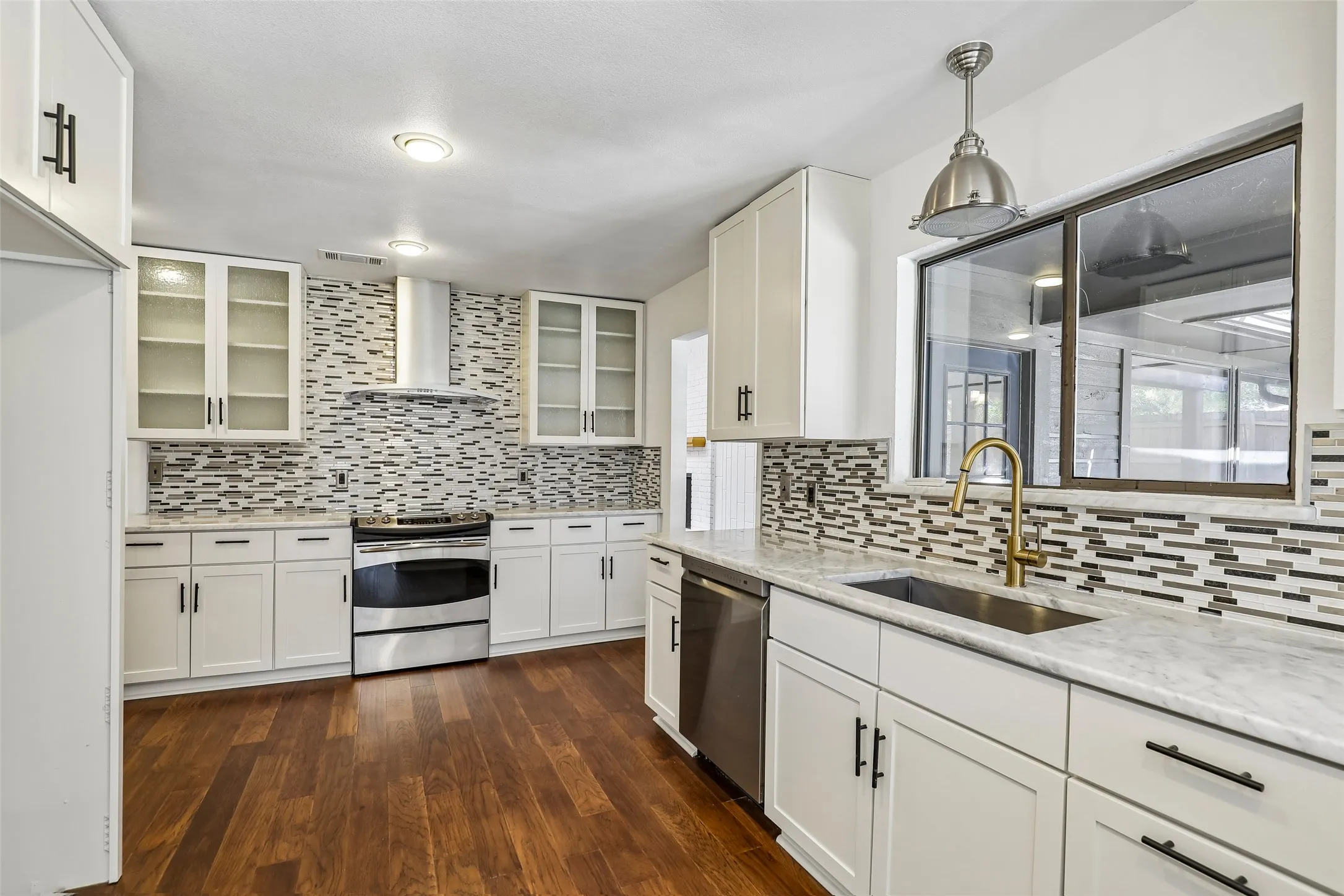 Single Family Residence For Sale in Dallas County , 6234 La Cosa Drive, Dallas, Texas 75248, 3 Bedroom, 3 Bathroom, 2 Garage spaces, 2,480 Sqft, built in 1979, mls#21404759, Real Estate Agent in Dallas, Homes For Sale in Dallas county, Homes For Sale in Dallas, Realtor in Dallas Texas, Real Estate Brokerage Independent Realty Texas, Luminita Cordes Realtor
