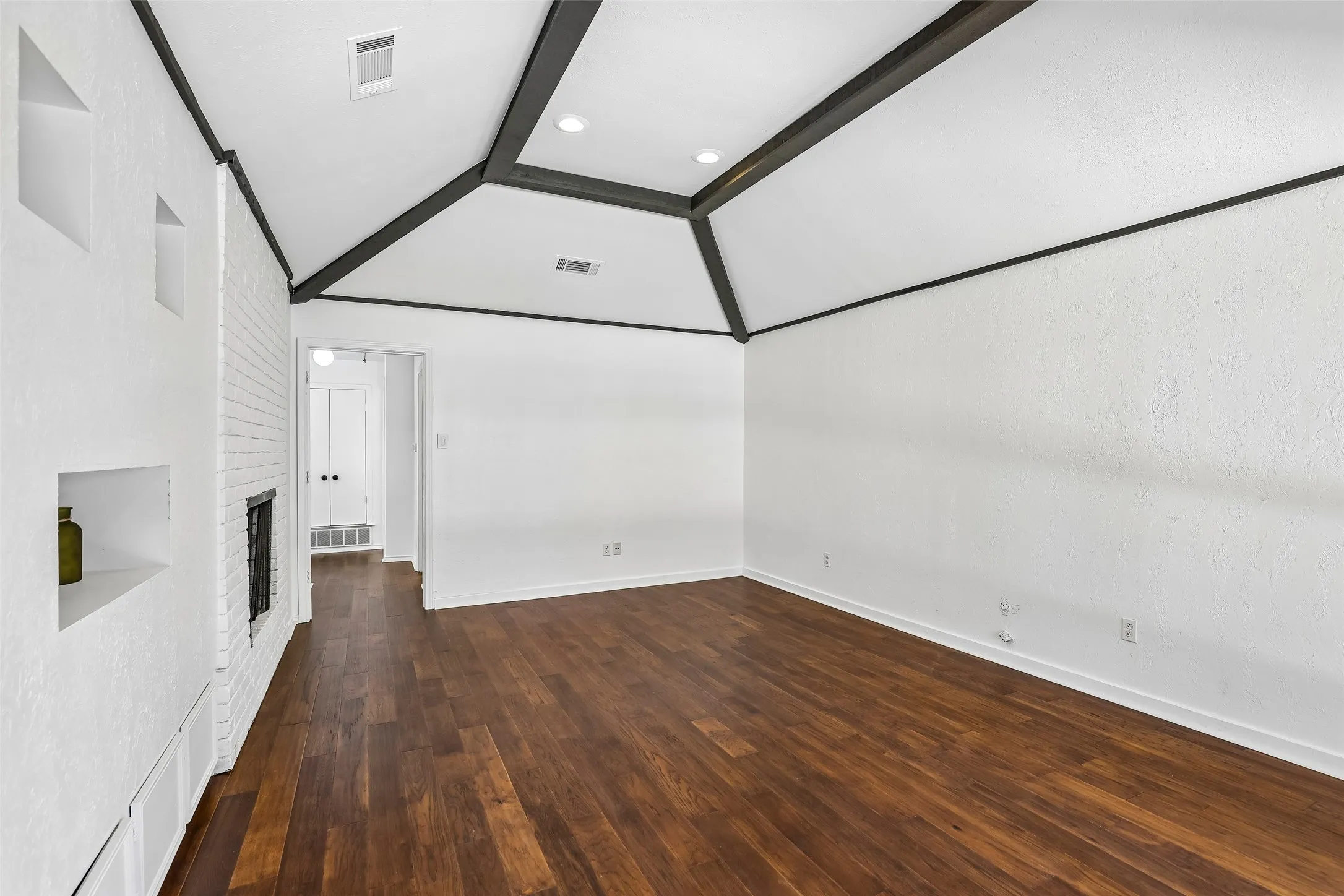 Single Family Residence For Sale in Dallas County , 6234 La Cosa Drive, Dallas, Texas 75248, 3 Bedroom, 3 Bathroom, 2 Garage spaces, 2,480 Sqft, built in 1979, mls#21404759, Real Estate Agent in Dallas, Homes For Sale in Dallas county, Homes For Sale in Dallas, Realtor in Dallas Texas, Real Estate Brokerage Independent Realty Texas, Luminita Cordes Realtor