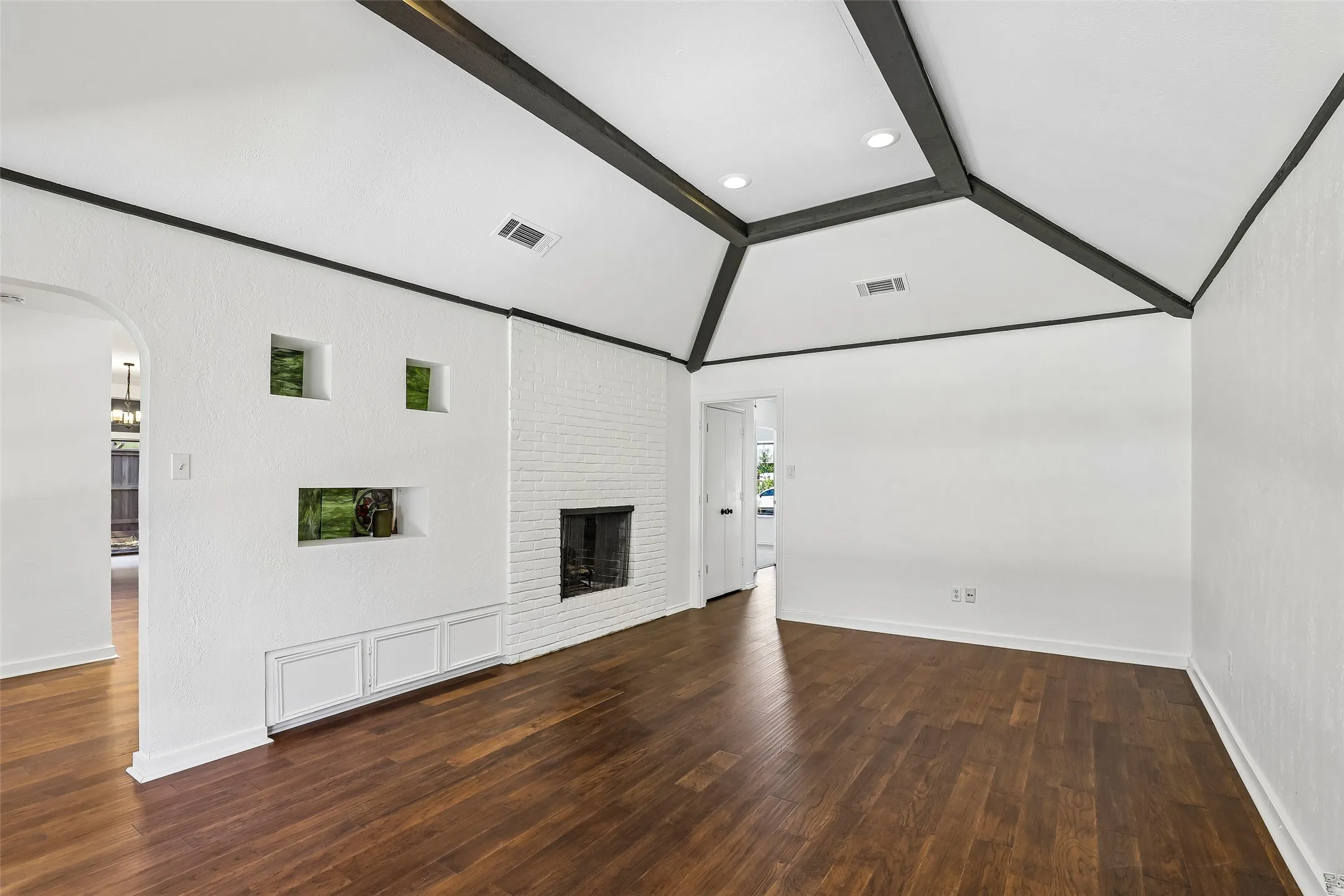 Single Family Residence For Sale in Dallas County , 6234 La Cosa Drive, Dallas, Texas 75248, 3 Bedroom, 3 Bathroom, 2 Garage spaces, 2,480 Sqft, built in 1979, mls#21404759, Real Estate Agent in Dallas, Homes For Sale in Dallas county, Homes For Sale in Dallas, Realtor in Dallas Texas, Real Estate Brokerage Independent Realty Texas, Luminita Cordes Realtor