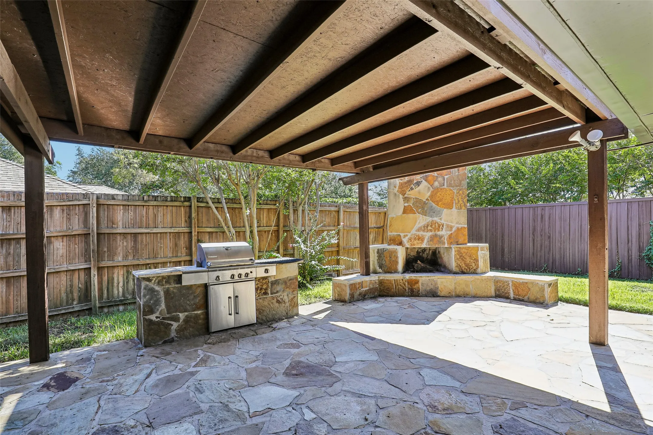 Single Family Residence For Sale in Dallas County , 6234 La Cosa Drive, Dallas, Texas 75248, 3 Bedroom, 3 Bathroom, 2 Garage spaces, 2,480 Sqft, built in 1979, mls#21404759, Real Estate Agent in Dallas, Homes For Sale in Dallas county, Homes For Sale in Dallas, Realtor in Dallas Texas, Real Estate Brokerage Independent Realty Texas, Luminita Cordes Realtor