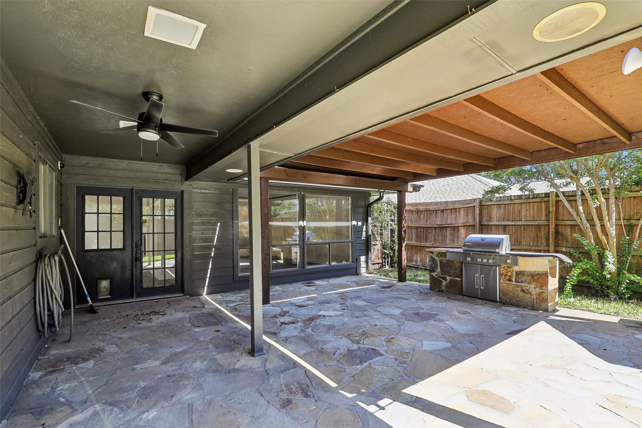 Single Family Residence For Sale in Dallas County , 6234 La Cosa Drive, Dallas, Texas 75248, 3 Bedroom, 3 Bathroom, 2 Garage spaces, 2,480 Sqft, built in 1979, mls#21404759, Real Estate Agent in Dallas, Homes For Sale in Dallas county, Homes For Sale in Dallas, Realtor in Dallas Texas, Real Estate Brokerage Independent Realty Texas, Luminita Cordes Realtor