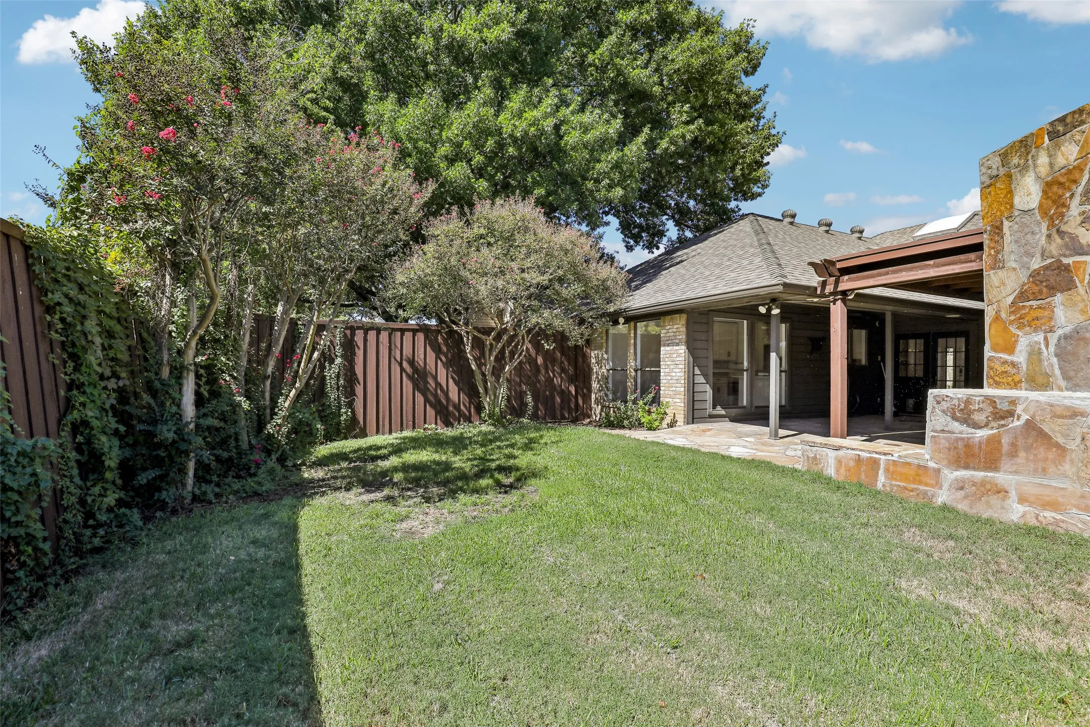 Single Family Residence For Sale in Dallas County , 6234 La Cosa Drive, Dallas, Texas 75248, 3 Bedroom, 3 Bathroom, 2 Garage spaces, 2,480 Sqft, built in 1979, mls#21404759, Real Estate Agent in Dallas, Homes For Sale in Dallas county, Homes For Sale in Dallas, Realtor in Dallas Texas, Real Estate Brokerage Independent Realty Texas, Luminita Cordes Realtor