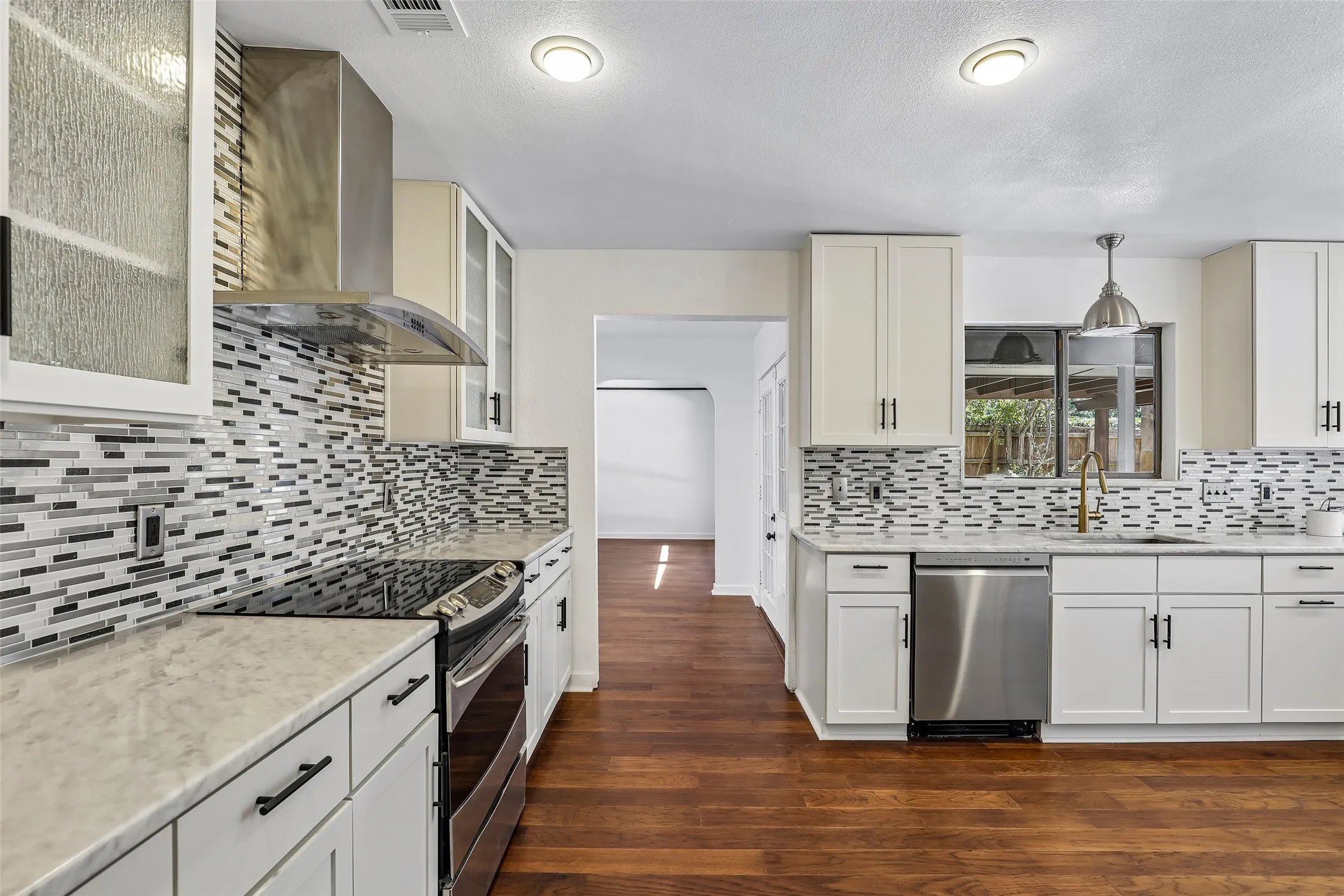 Single Family Residence For Sale in Dallas County , 6234 La Cosa Drive, Dallas, Texas 75248, 3 Bedroom, 3 Bathroom, 2 Garage spaces, 2,480 Sqft, built in 1979, mls#21404759, Real Estate Agent in Dallas, Homes For Sale in Dallas county, Homes For Sale in Dallas, Realtor in Dallas Texas, Real Estate Brokerage Independent Realty Texas, Luminita Cordes Realtor