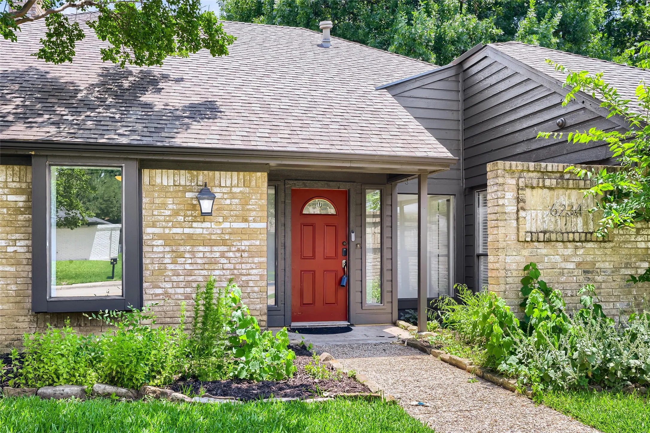 Single Family Residence For Sale in Dallas County , 6234 La Cosa Drive, Dallas, Texas 75248, 3 Bedroom, 3 Bathroom, 2 Garage spaces, 2,480 Sqft, built in 1979, mls#21404759, Real Estate Agent in Dallas, Homes For Sale in Dallas county, Homes For Sale in Dallas, Realtor in Dallas Texas, Real Estate Brokerage Independent Realty Texas, Luminita Cordes Realtor