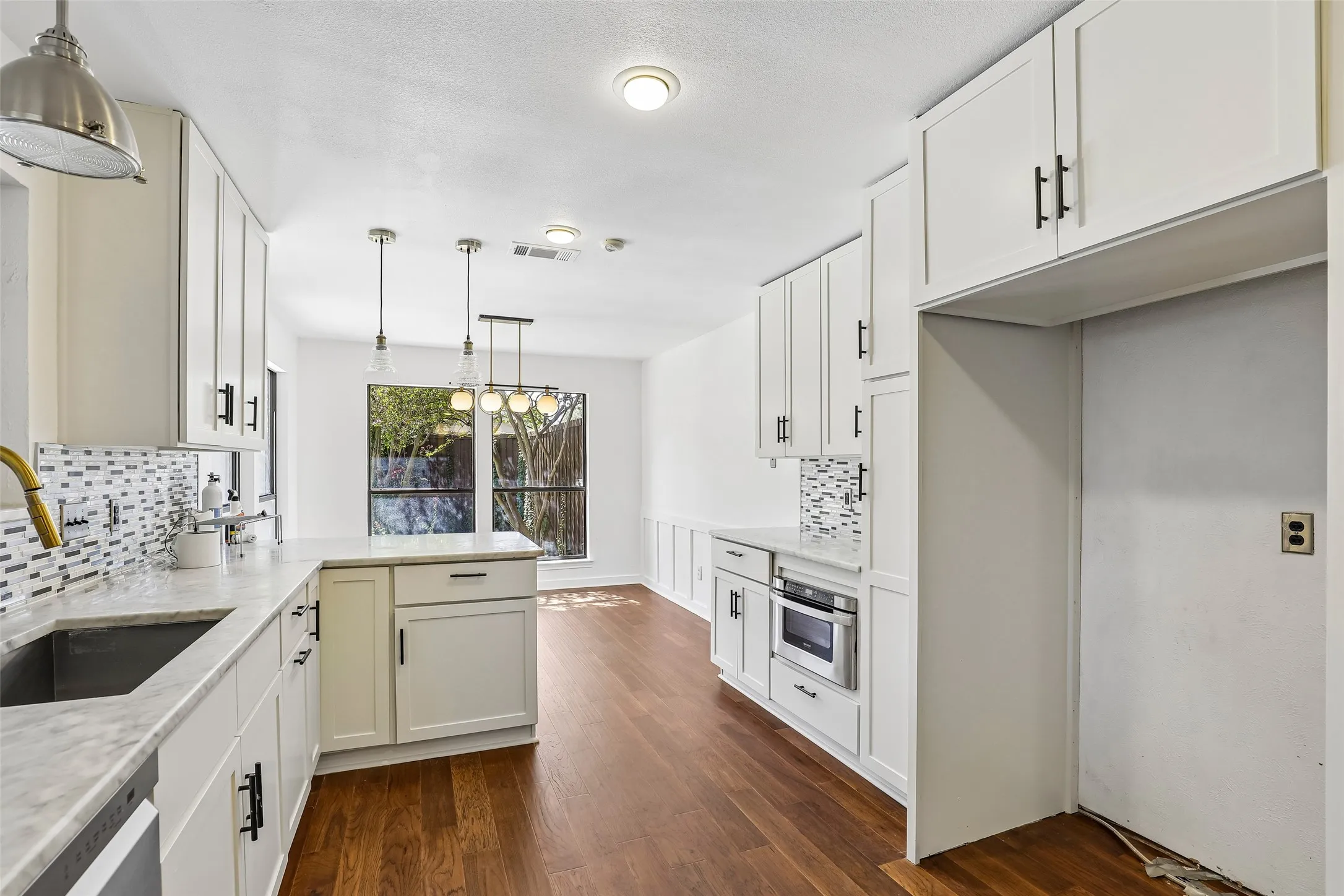 Single Family Residence For Sale in Dallas County , 6234 La Cosa Drive, Dallas, Texas 75248, 3 Bedroom, 3 Bathroom, 2 Garage spaces, 2,480 Sqft, built in 1979, mls#21404759, Real Estate Agent in Dallas, Homes For Sale in Dallas county, Homes For Sale in Dallas, Realtor in Dallas Texas, Real Estate Brokerage Independent Realty Texas, Luminita Cordes Realtor