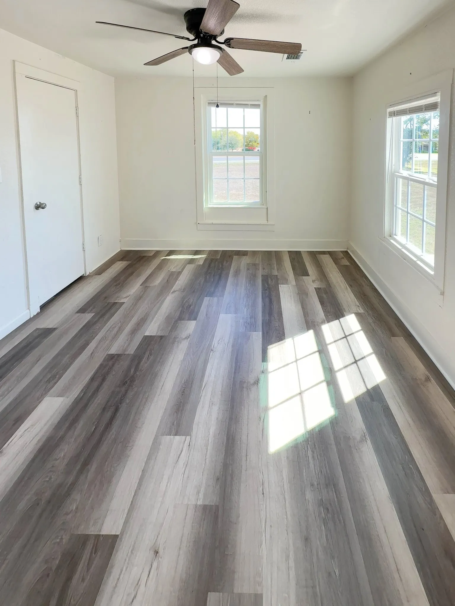Second bedroom with ceiling fan and Jack-and-Jill bathroom access in this Oglesby, Texas home