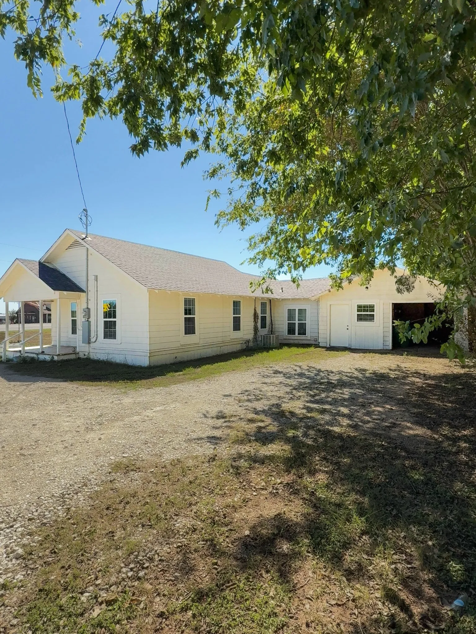 Front driveway exterior view of home