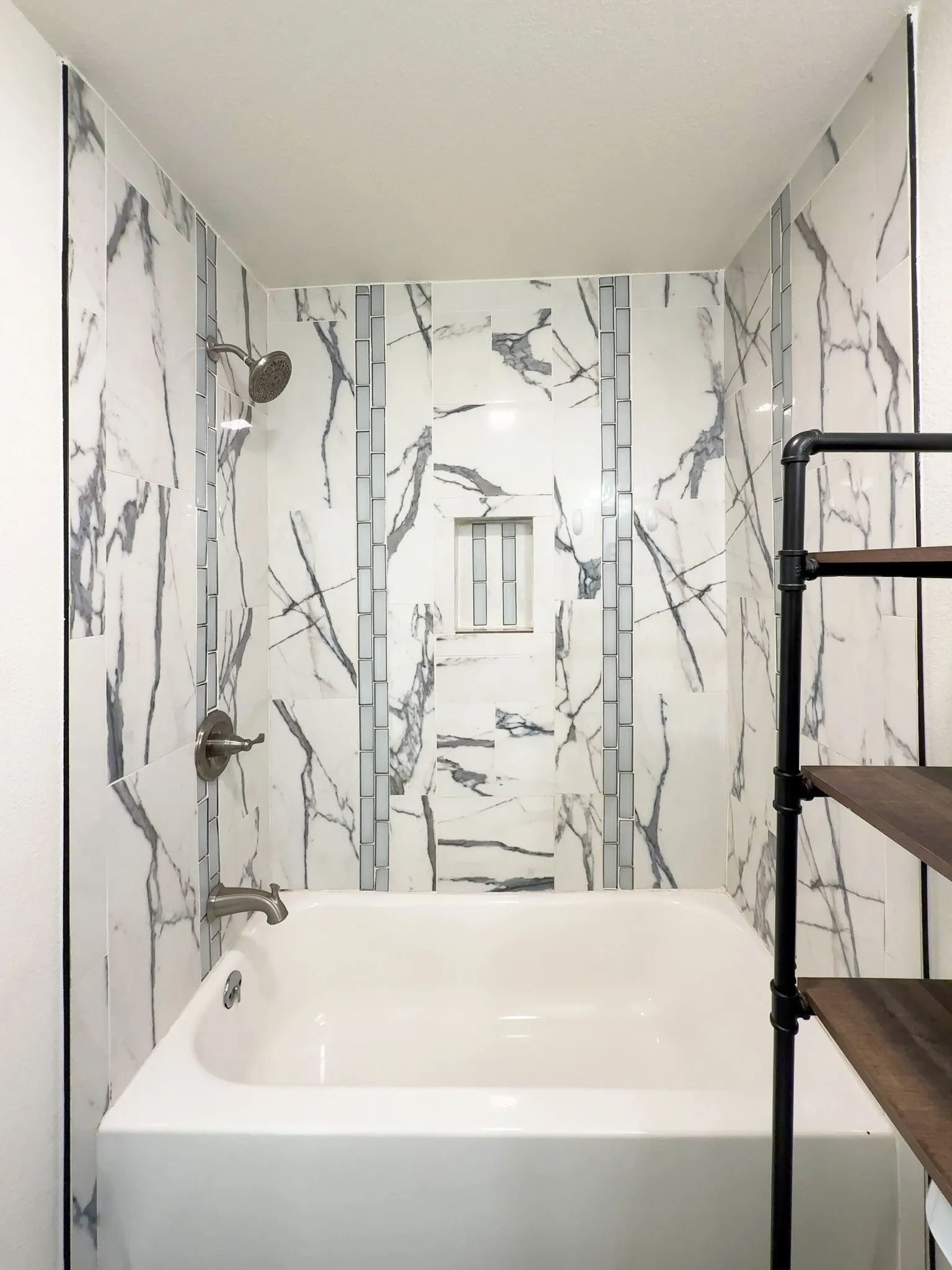 Primary ensuite bathroom with tub/shower combination