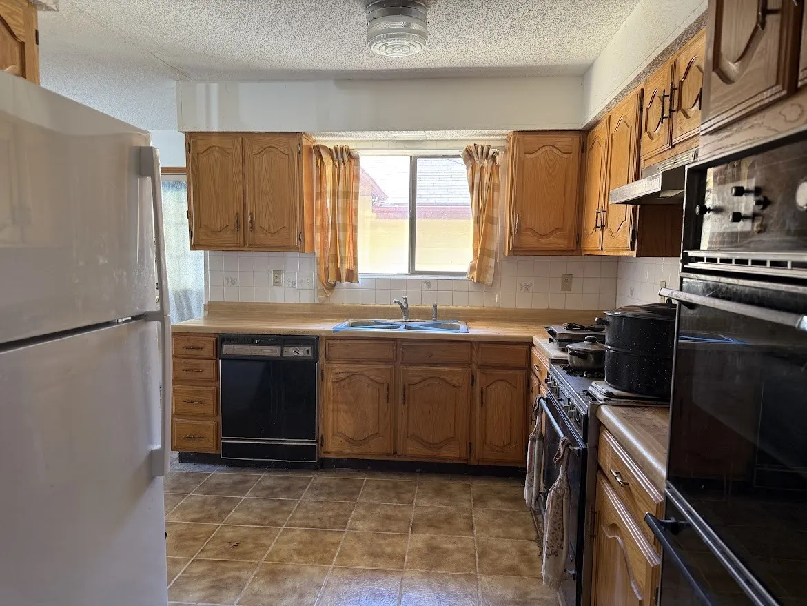 Double ovens, gas range, and dishwasher