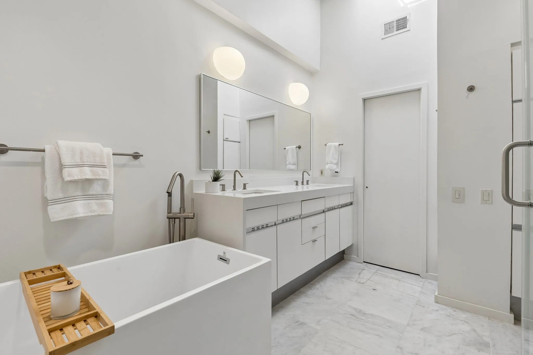 Condominium For Sale in Dallas County , 5990 Lindenshire Lane 121, Dallas, Texas 75230, 2 Bedroom, 3 Bathroom, 2 Garage spaces, 1,408 Sqft, built in 1984, mls#21407387, Real Estate Agent in Dallas, Homes For Sale in Dallas county, Homes For Sale in Dallas, Realtor in Dallas Texas, Real Estate Brokerage Independent Realty Texas, Luminita Cordes Realtor