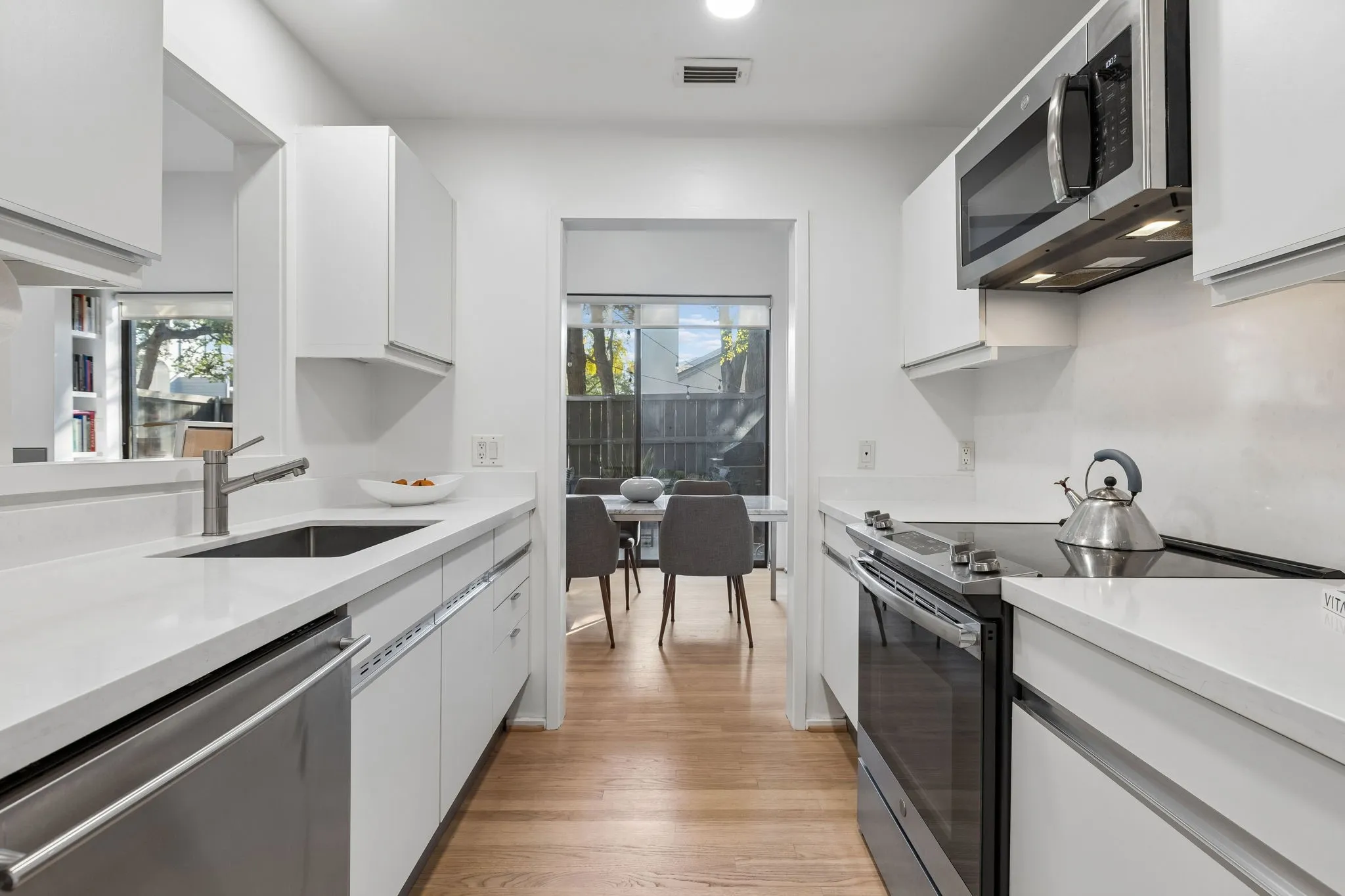 Condominium For Sale in Dallas County , 5990 Lindenshire Lane 121, Dallas, Texas 75230, 2 Bedroom, 3 Bathroom, 2 Garage spaces, 1,408 Sqft, built in 1984, mls#21407387, Real Estate Agent in Dallas, Homes For Sale in Dallas county, Homes For Sale in Dallas, Realtor in Dallas Texas, Real Estate Brokerage Independent Realty Texas, Luminita Cordes Realtor