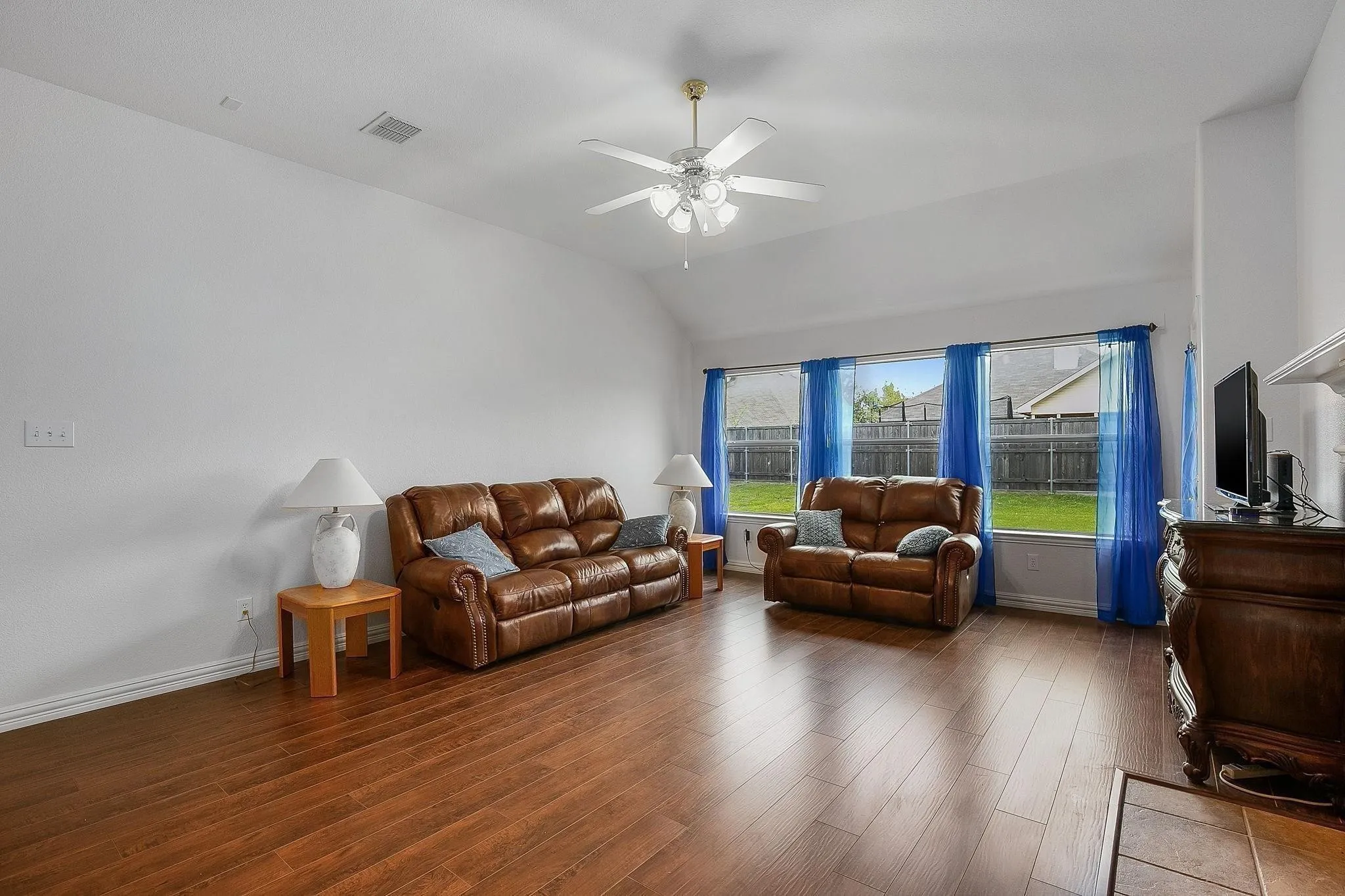 Single Family Residence For Rent in Collin County , 3404 Oleander Drive, Wylie, Texas 75098, 3 Bedroom, 2 Bathroom, 2 Garage spaces, 1,979 Sqft, built in 2002, mls#21407485, Real Estate Agent in Wylie, Homes For Rent in Collin county, Homes For Rent in Wylie, Realtor in Wylie Texas, Real Estate Brokerage Independent Realty Texas, Luminita Cordes Realtor