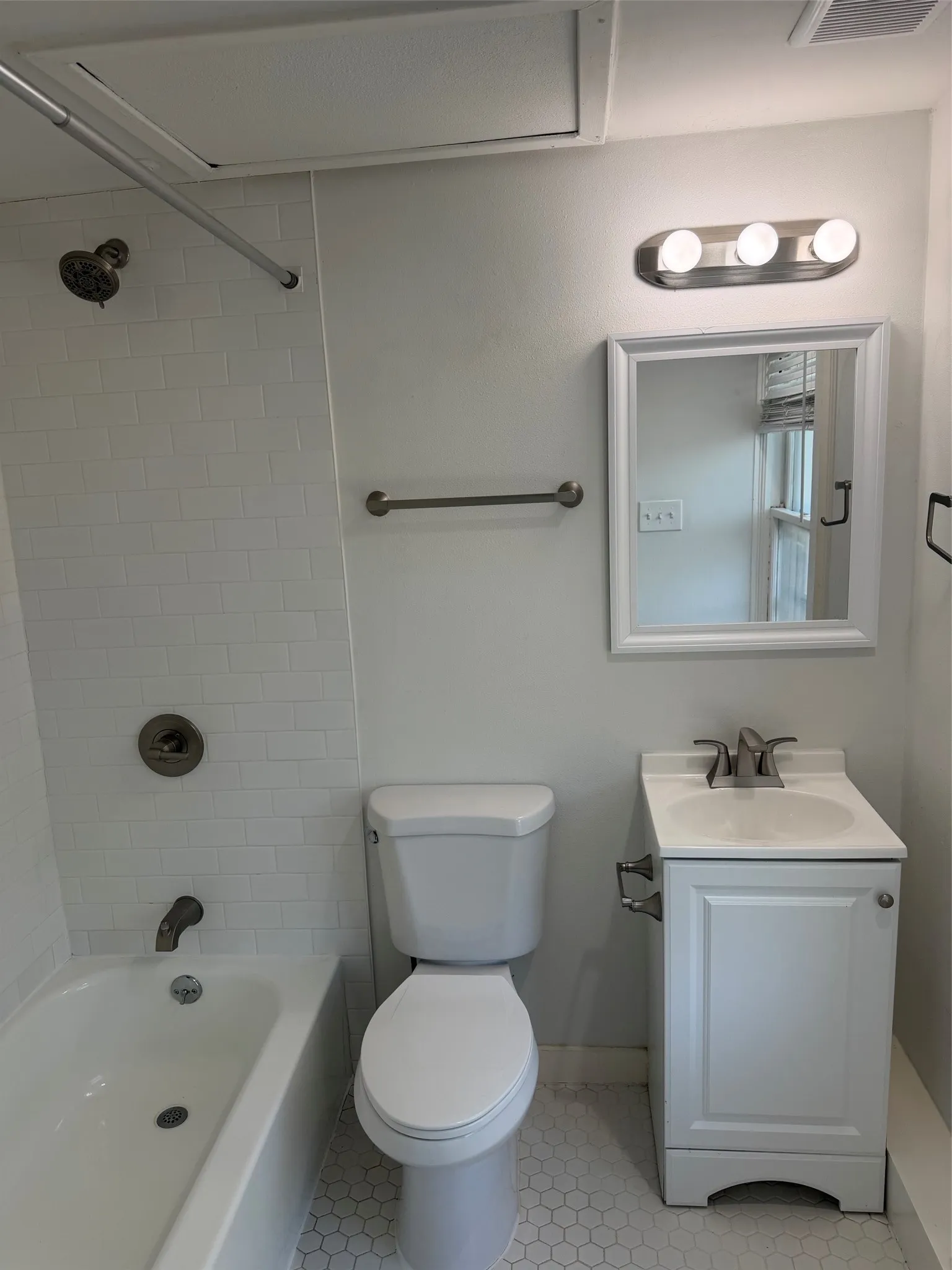 Apartment For Rent in Dallas County , 3929 Gilbert Avenue 5, Dallas, Texas 75219, 1 Bedroom, 1 Bathroom, Garage spaces, 600 Sqft, built in 1940, mls#21407486, Real Estate Agent in Dallas, Homes For Rent in Dallas county, Homes For Rent in Dallas, Realtor in Dallas Texas, Real Estate Brokerage Independent Realty Texas, Luminita Cordes Realtor