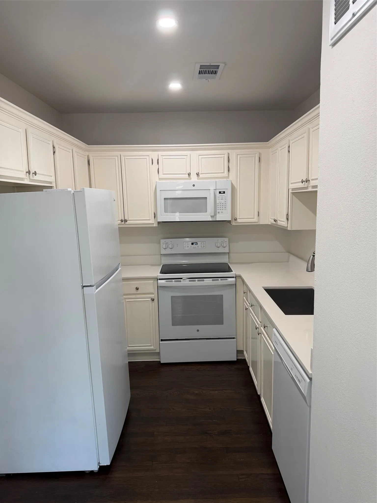 Apartment For Rent in Dallas County , 3929 Gilbert Avenue 5, Dallas, Texas 75219, 1 Bedroom, 1 Bathroom, Garage spaces, 600 Sqft, built in 1940, mls#21407486, Real Estate Agent in Dallas, Homes For Rent in Dallas county, Homes For Rent in Dallas, Realtor in Dallas Texas, Real Estate Brokerage Independent Realty Texas, Luminita Cordes Realtor