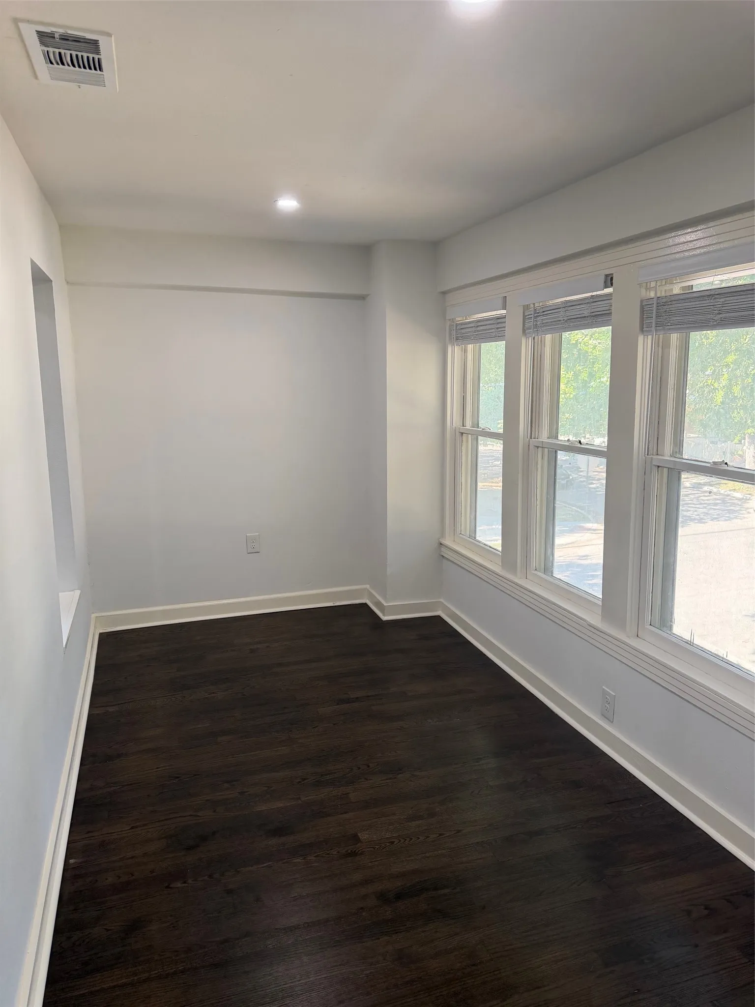 Apartment For Rent in Dallas County , 3929 Gilbert Avenue 5, Dallas, Texas 75219, 1 Bedroom, 1 Bathroom, Garage spaces, 600 Sqft, built in 1940, mls#21407486, Real Estate Agent in Dallas, Homes For Rent in Dallas county, Homes For Rent in Dallas, Realtor in Dallas Texas, Real Estate Brokerage Independent Realty Texas, Luminita Cordes Realtor