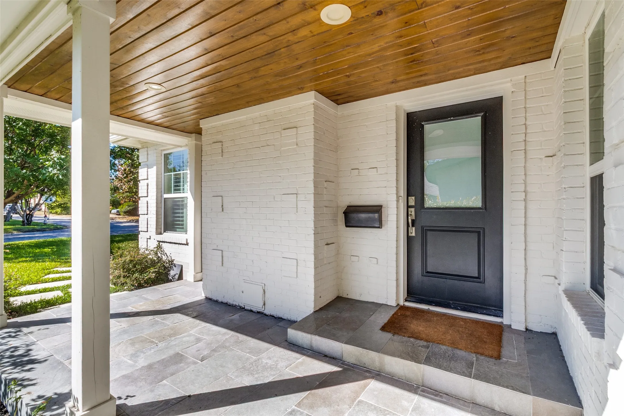Single Family Residence For Sale in Dallas County , 6550 Oriole Drive, Dallas, Texas 75209, 3 Bedroom, 2 Bathroom, 2 Garage spaces, 2,098 Sqft, built in 1946, mls#21404597, Real Estate Agent in Dallas, Homes For Sale in Dallas county, Homes For Sale in Dallas, Realtor in Dallas Texas, Real Estate Brokerage Independent Realty Texas, Luminita Cordes Realtor