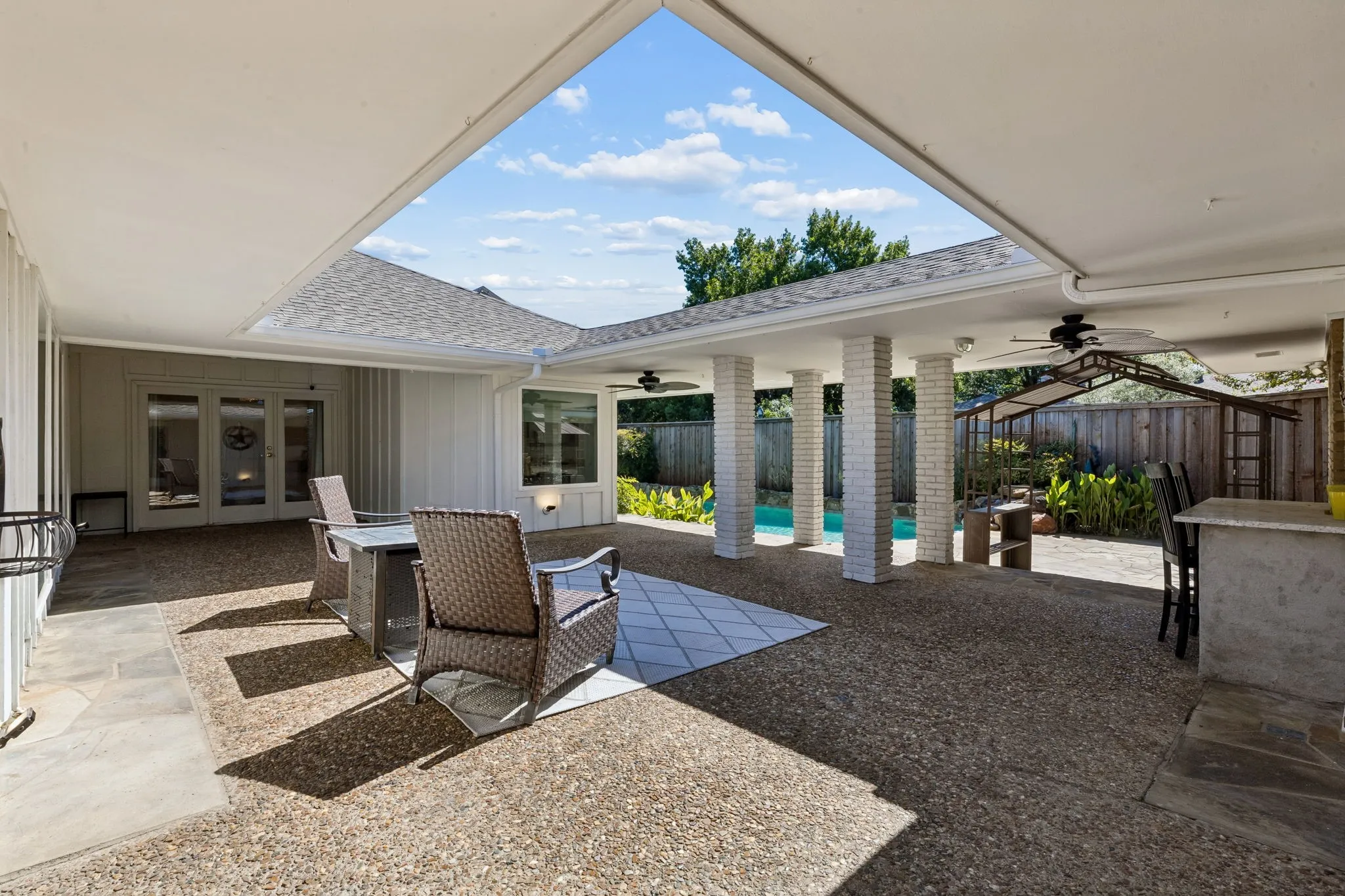 Single Family Residence For Sale in Dallas County , 7148 Roundrock Road, Dallas, Texas 75248, 4 Bedroom, 4 Bathroom, 2 Garage spaces, 3,179 Sqft, built in 1972, mls#21407473, Real Estate Agent in Dallas, Homes For Sale in Dallas county, Homes For Sale in Dallas, Realtor in Dallas Texas, Real Estate Brokerage Independent Realty Texas, Luminita Cordes Realtor